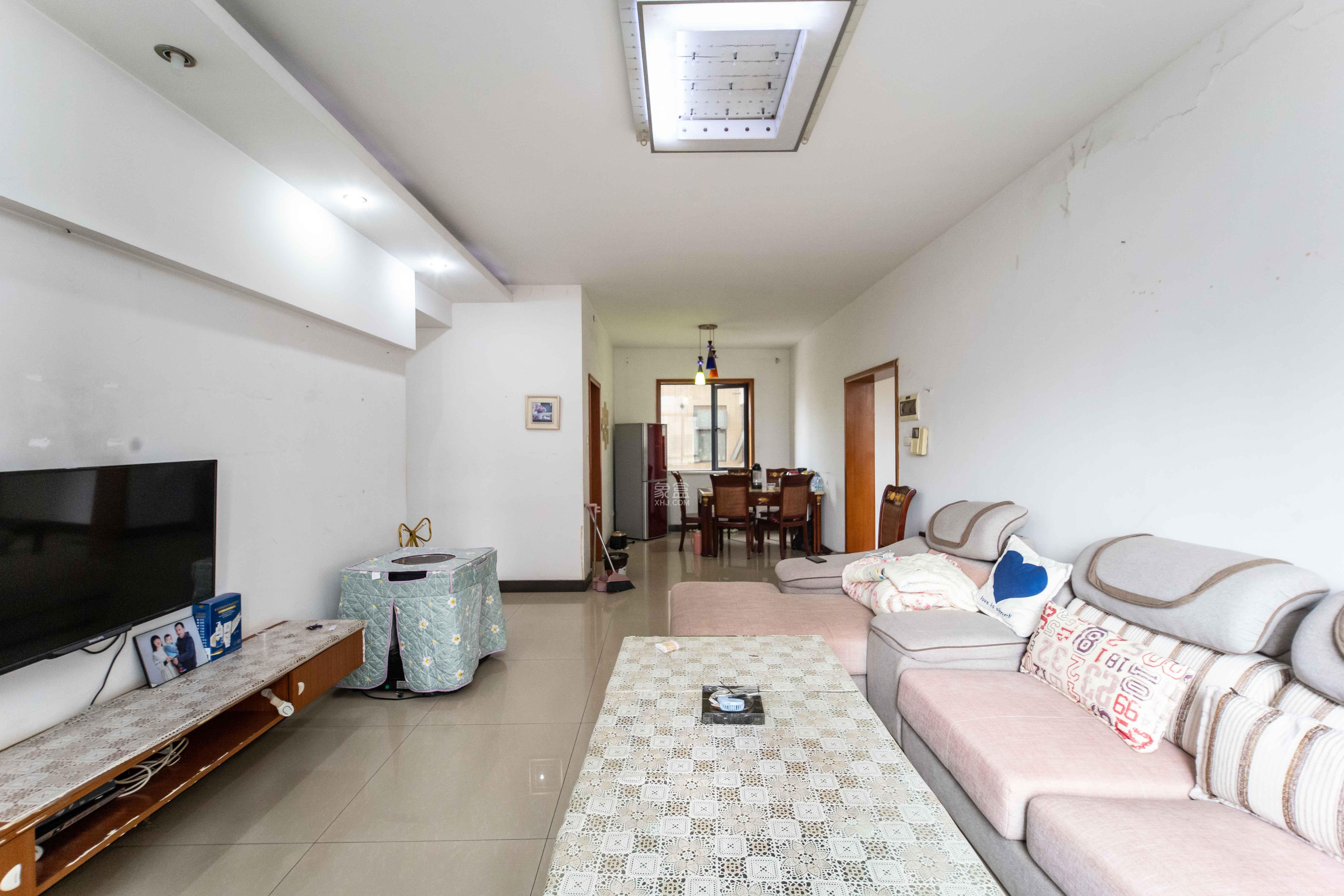 尚东紫郡 1室0厅0卫 99.8万 尚东紫郡 1室0厅0卫 99.8万客厅