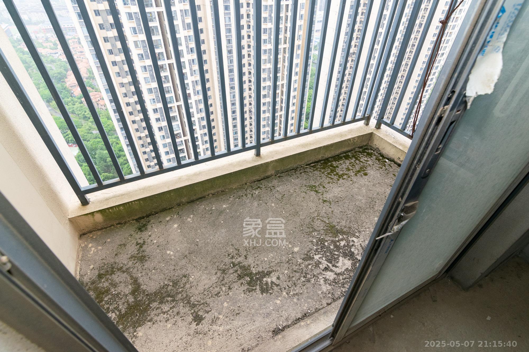 中粮鸿云  3室2厅2卫   66.00万阳台
