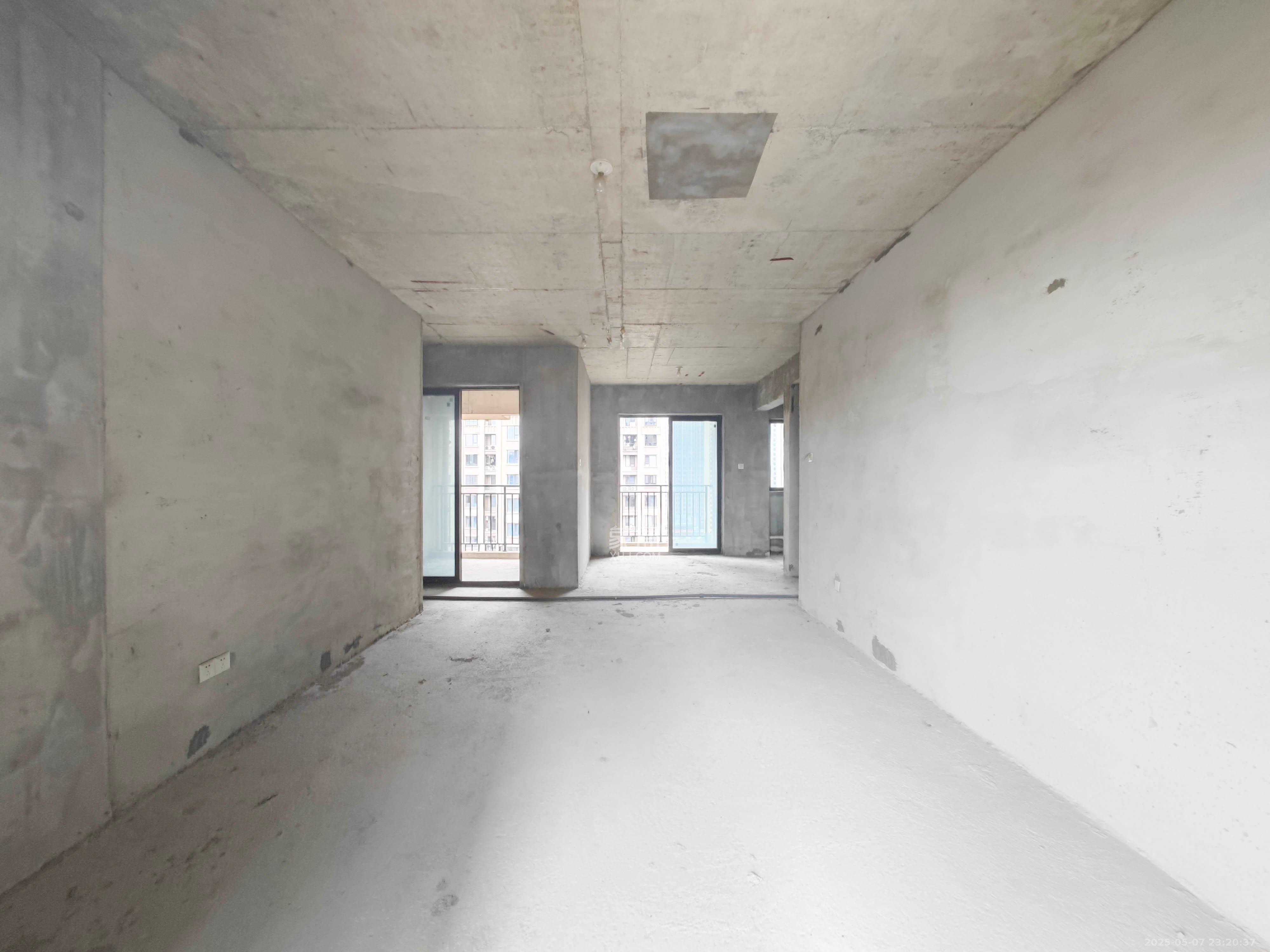 云开壹品樾玺 5室2厅2卫 126.0万 云开壹品樾玺 5室2厅2卫 126.0万客厅