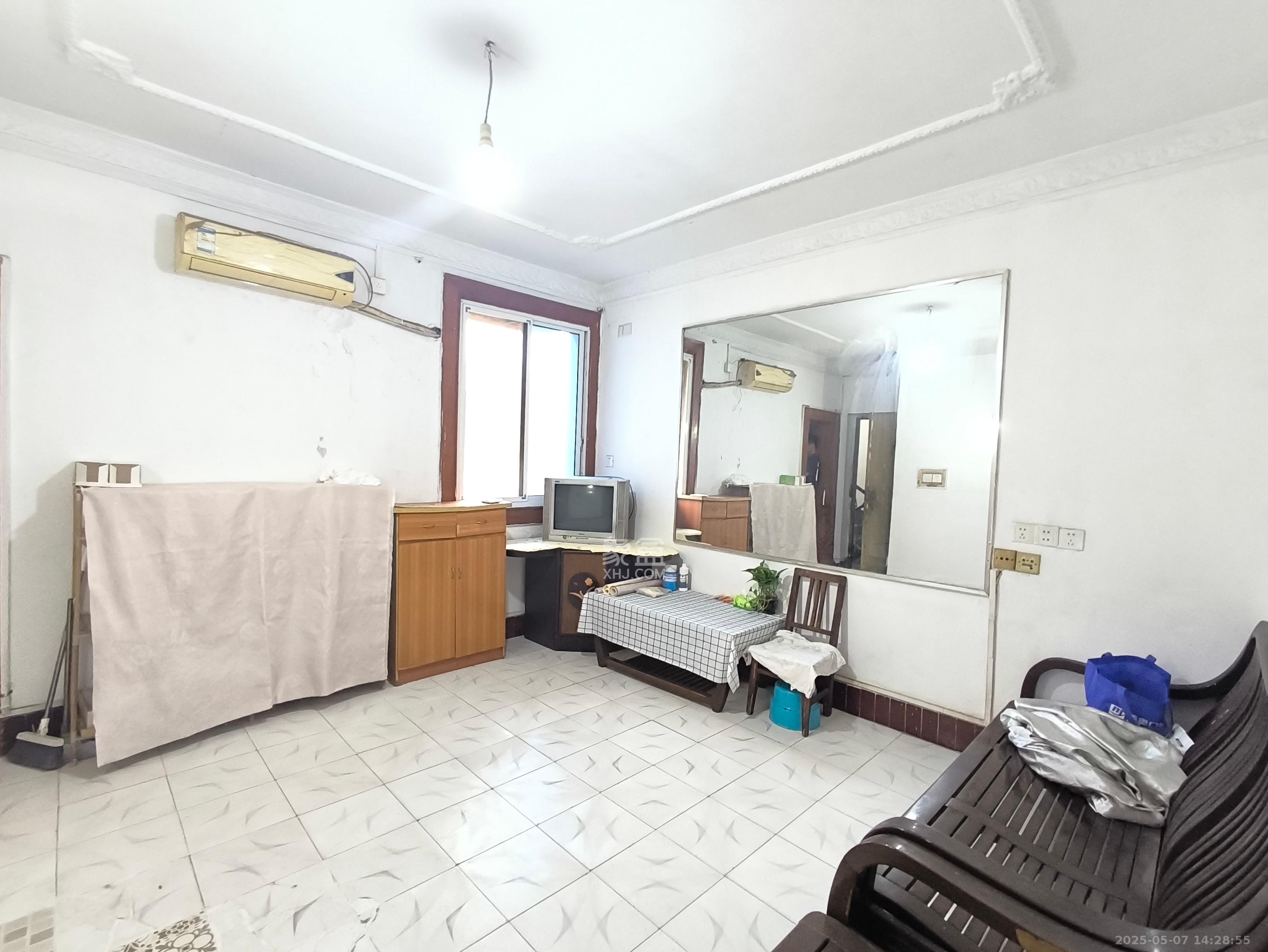 向家湾社区(含富湘公寓) 2室1厅1卫 1300.0元/月 向家湾社区(含富湘公寓) 2室1厅1卫 1300.0元/月室内图