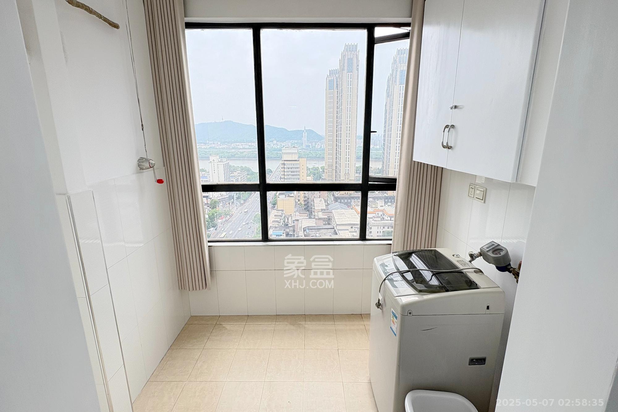 五一大道202(中环壹世界)  3室2厅1卫    112.0万 五一大道202(中环壹世界)  3室2厅1卫    112.0万阳台