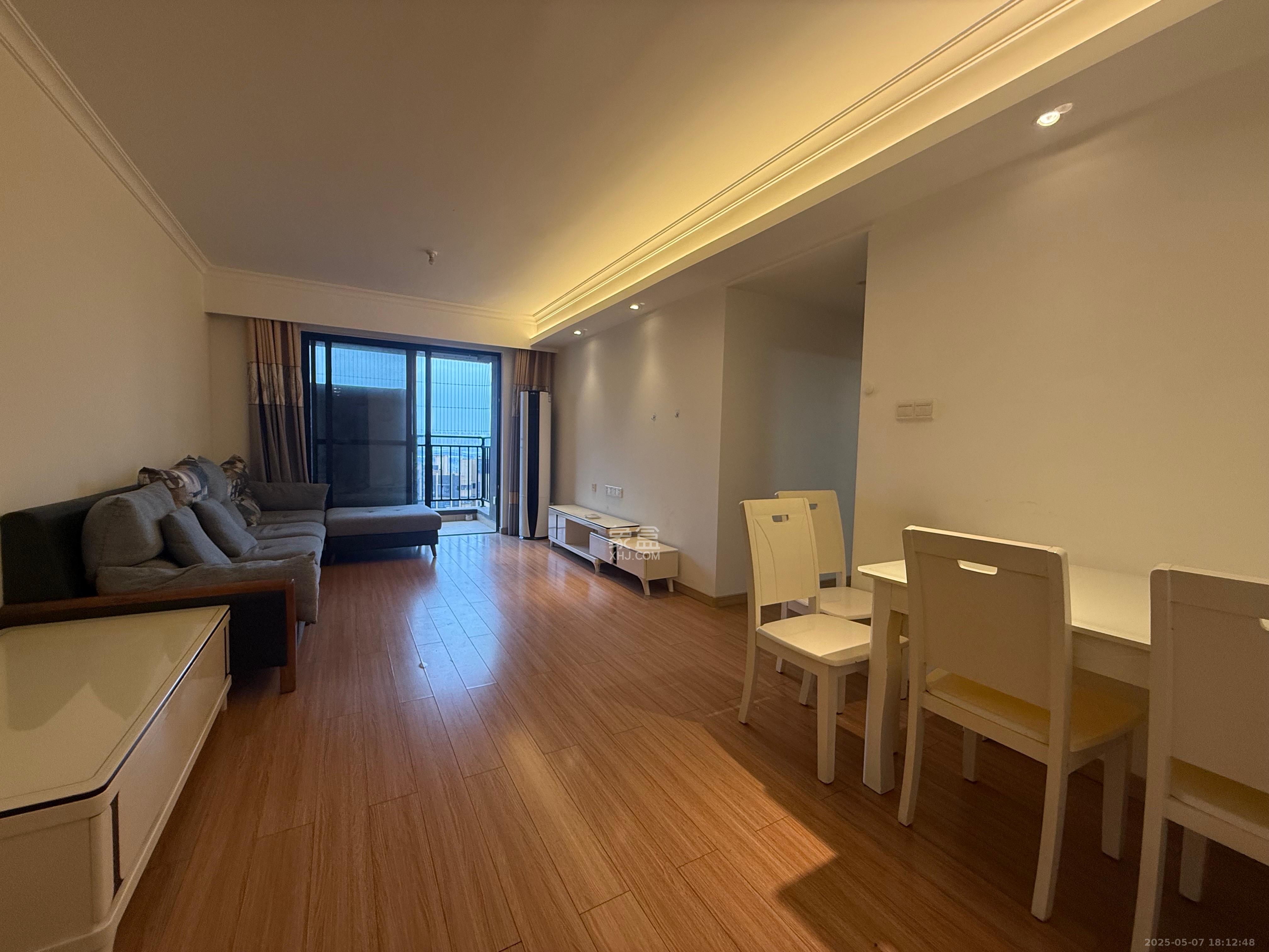 万科魅力之城  3室2厅2卫   2400.00元/月