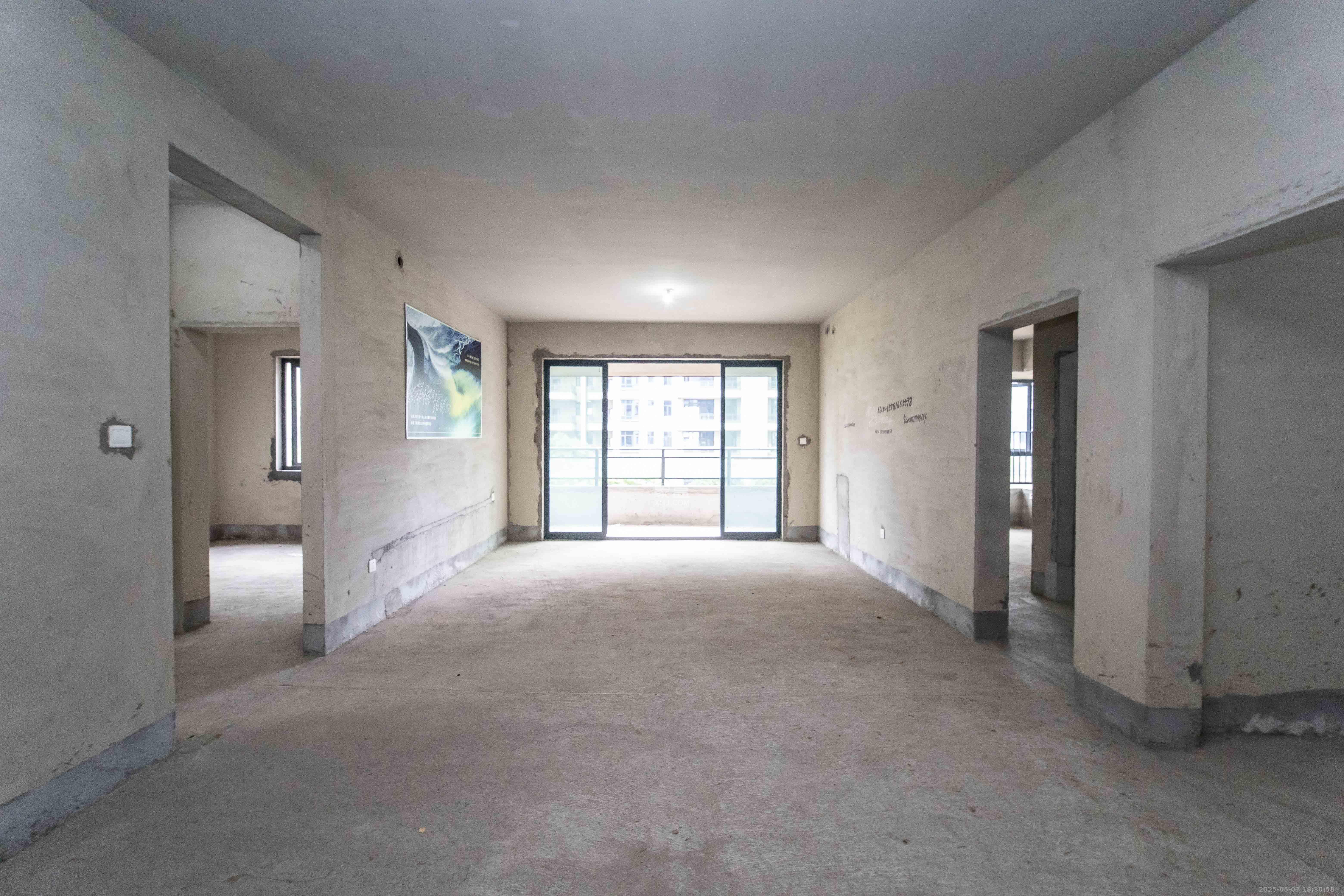 宝能公馆(美联天骄城五期) 4室2厅2卫 175.0万 宝能公馆(美联天骄城五期) 4室2厅2卫 175.0万客厅