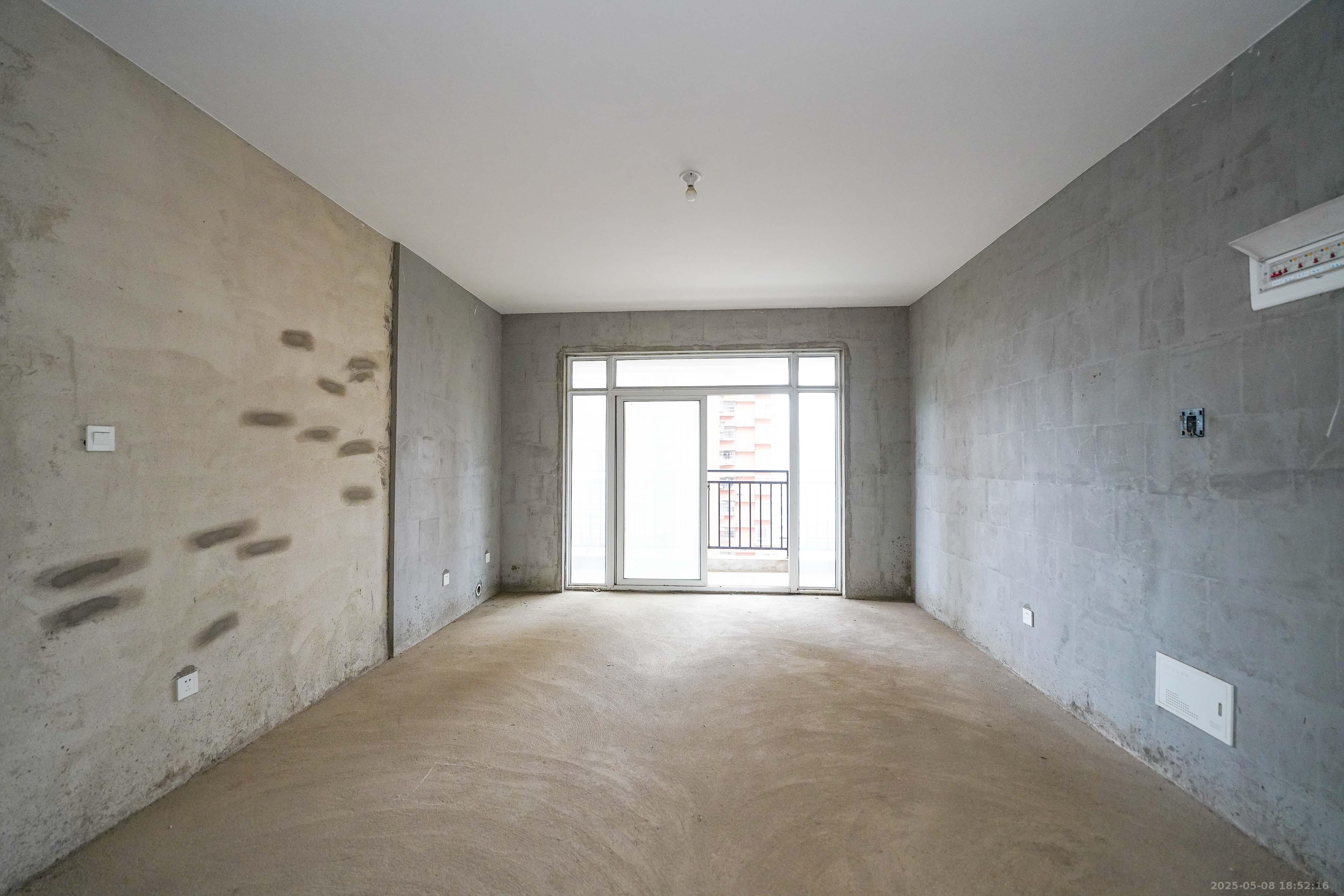 凯富南方鑫城 3室2厅2卫 67.0万 凯富南方鑫城 3室2厅2卫 67.0万客厅