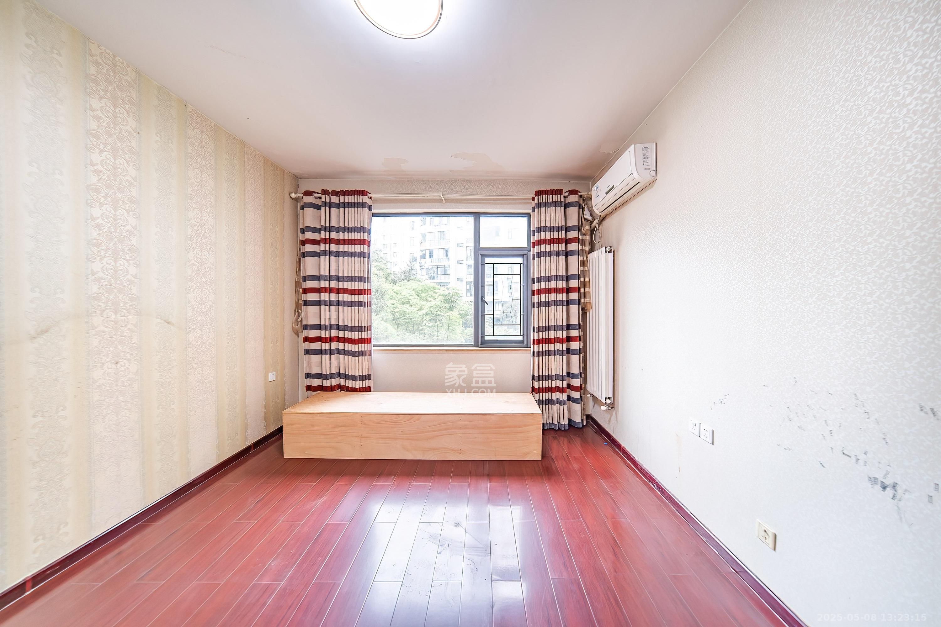 阳光100三期  3室2厅2卫    108.0万卧室