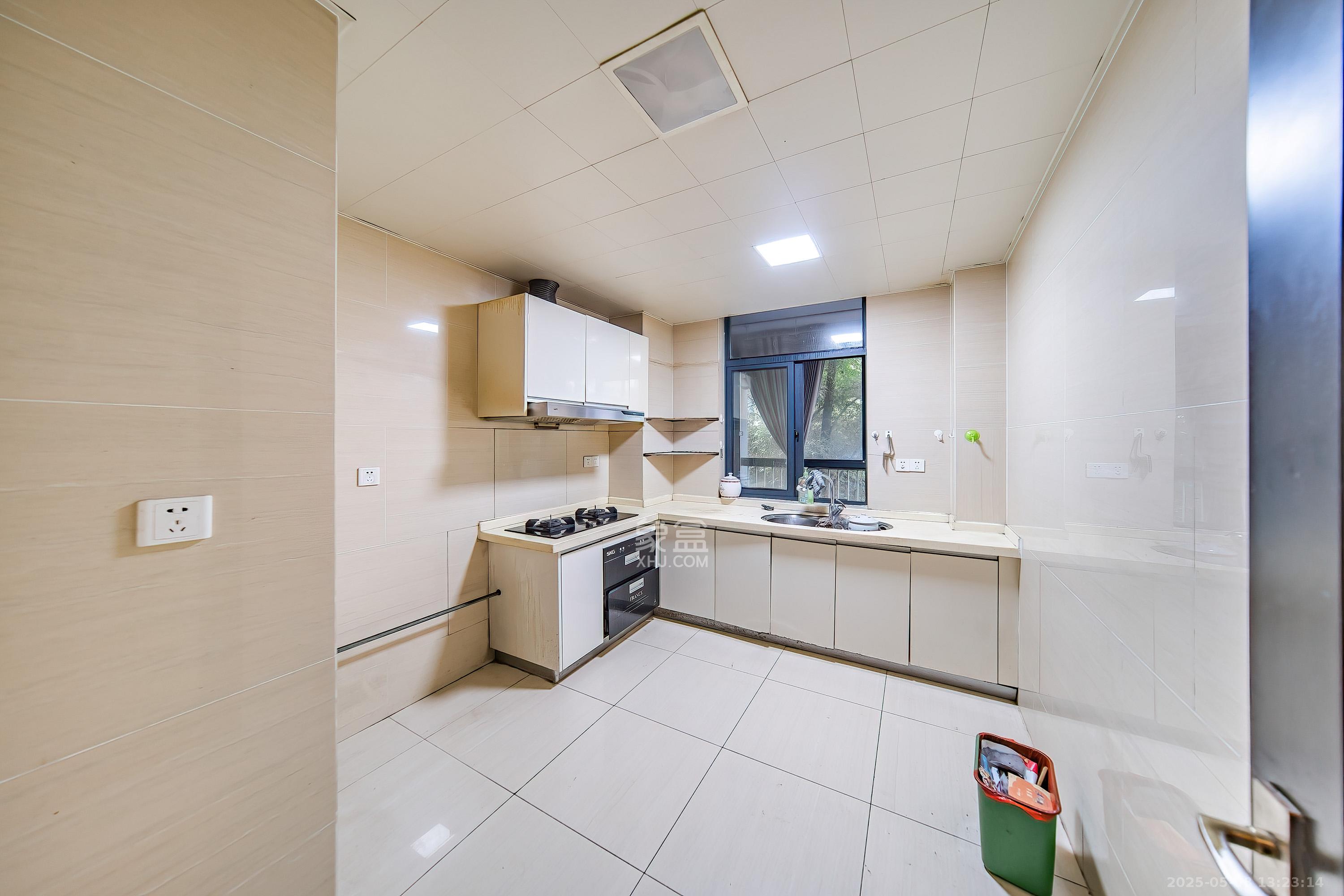 阳光100三期  3室2厅2卫    108.0万厨房