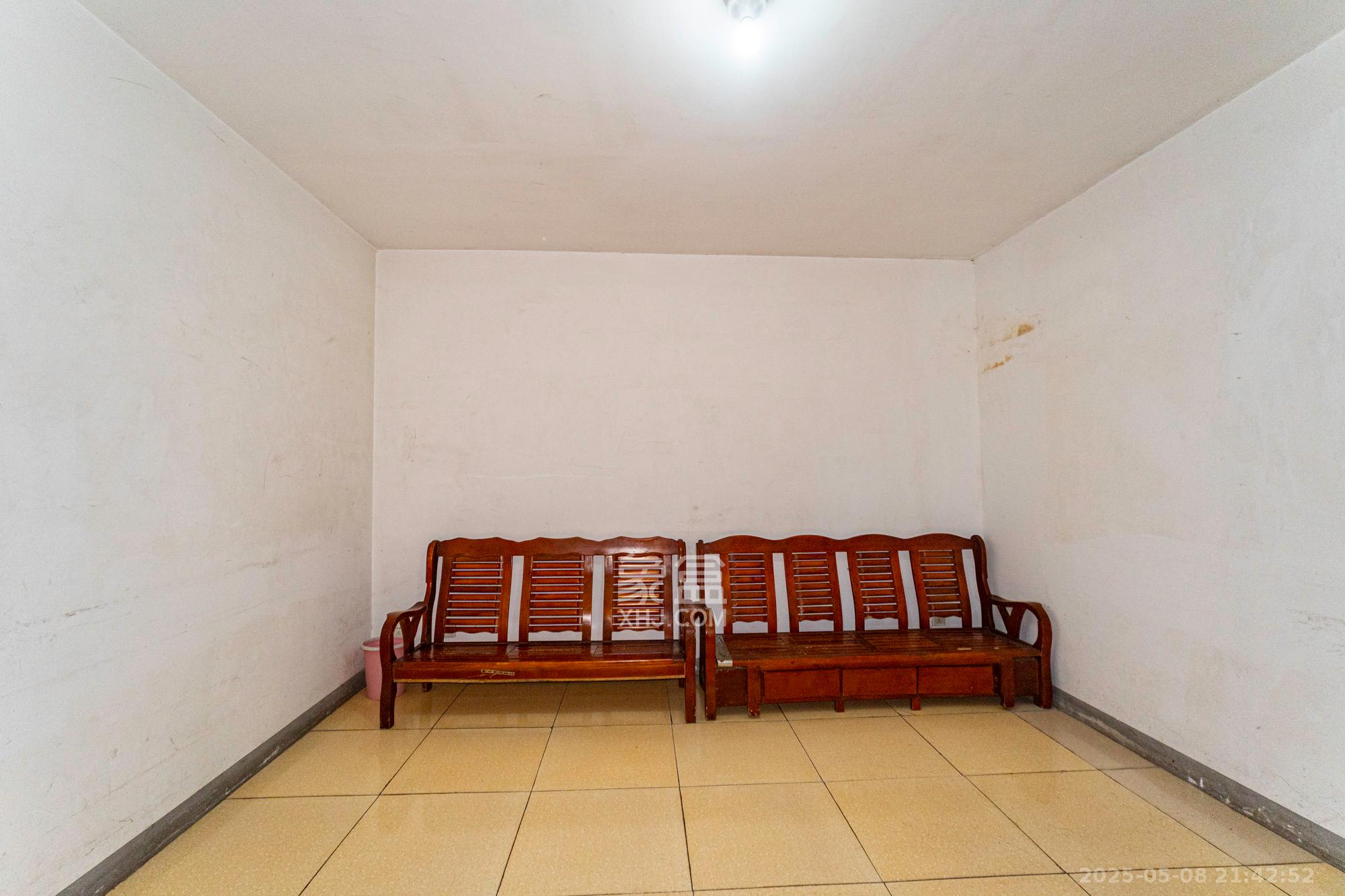 中南汽车世界  2室2厅1卫    32.0万 中南汽车世界  2室2厅1卫    32.0万客厅