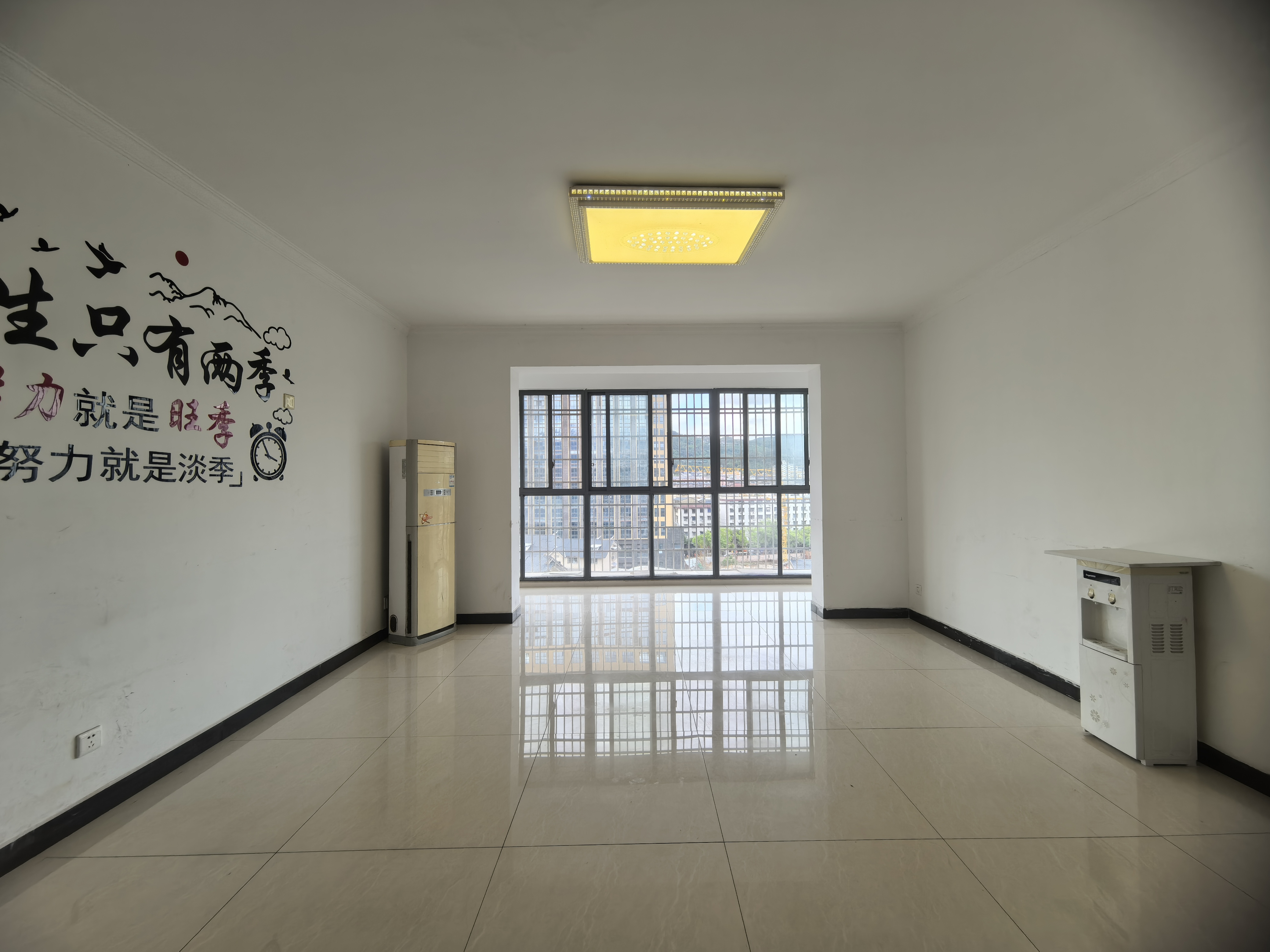 龙城街 4室2厅2卫 2200.0元/月 龙城街 4室2厅2卫 2200.0元/月室内图