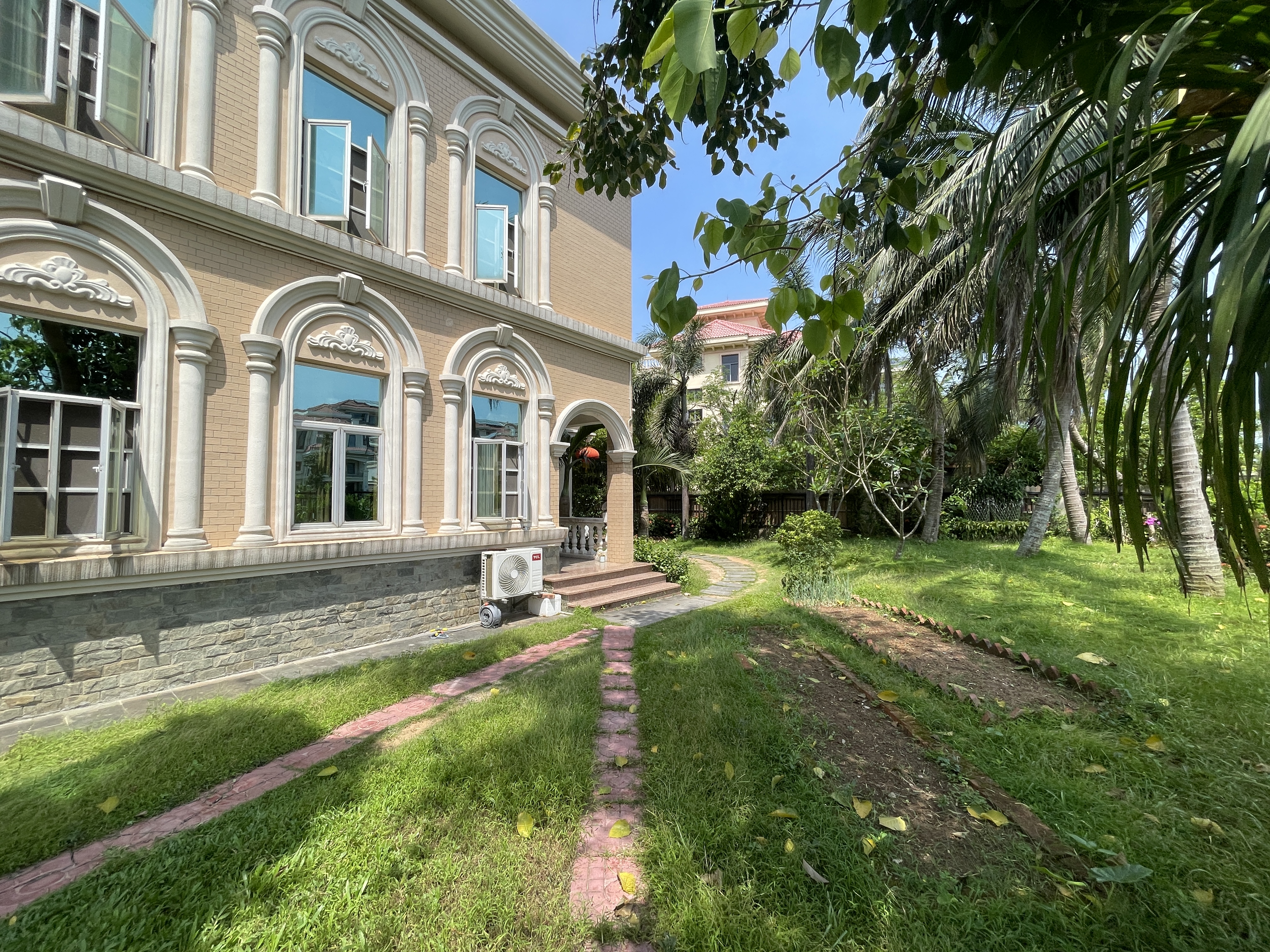 西湾别墅 8室3厅5卫 35000.0元/月 西湾别墅 8室3厅5卫 35000.0元/月室内图