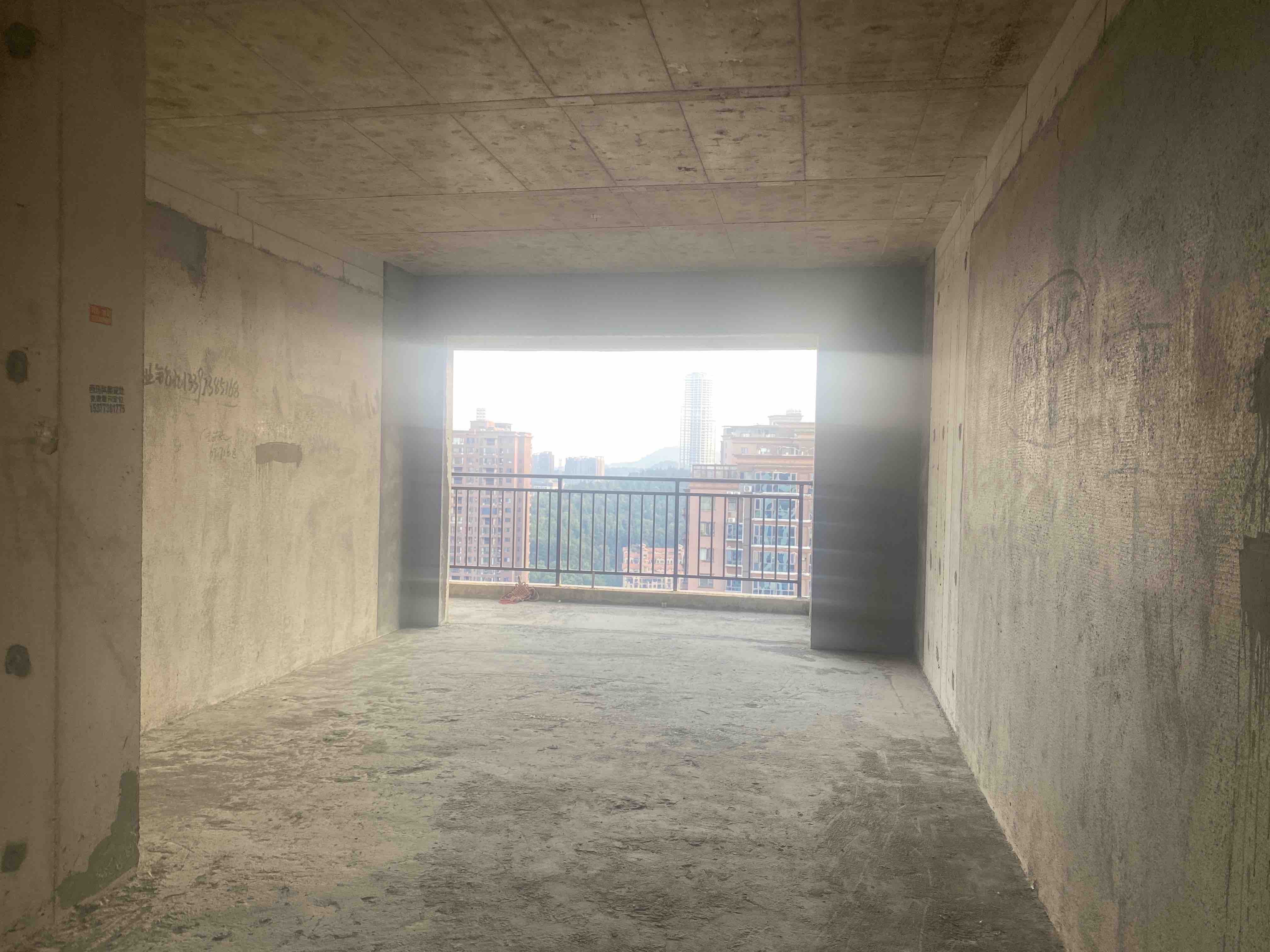 青春里 1室0厅0卫 100.0万 青春里 1室0厅0卫 100.0万客厅