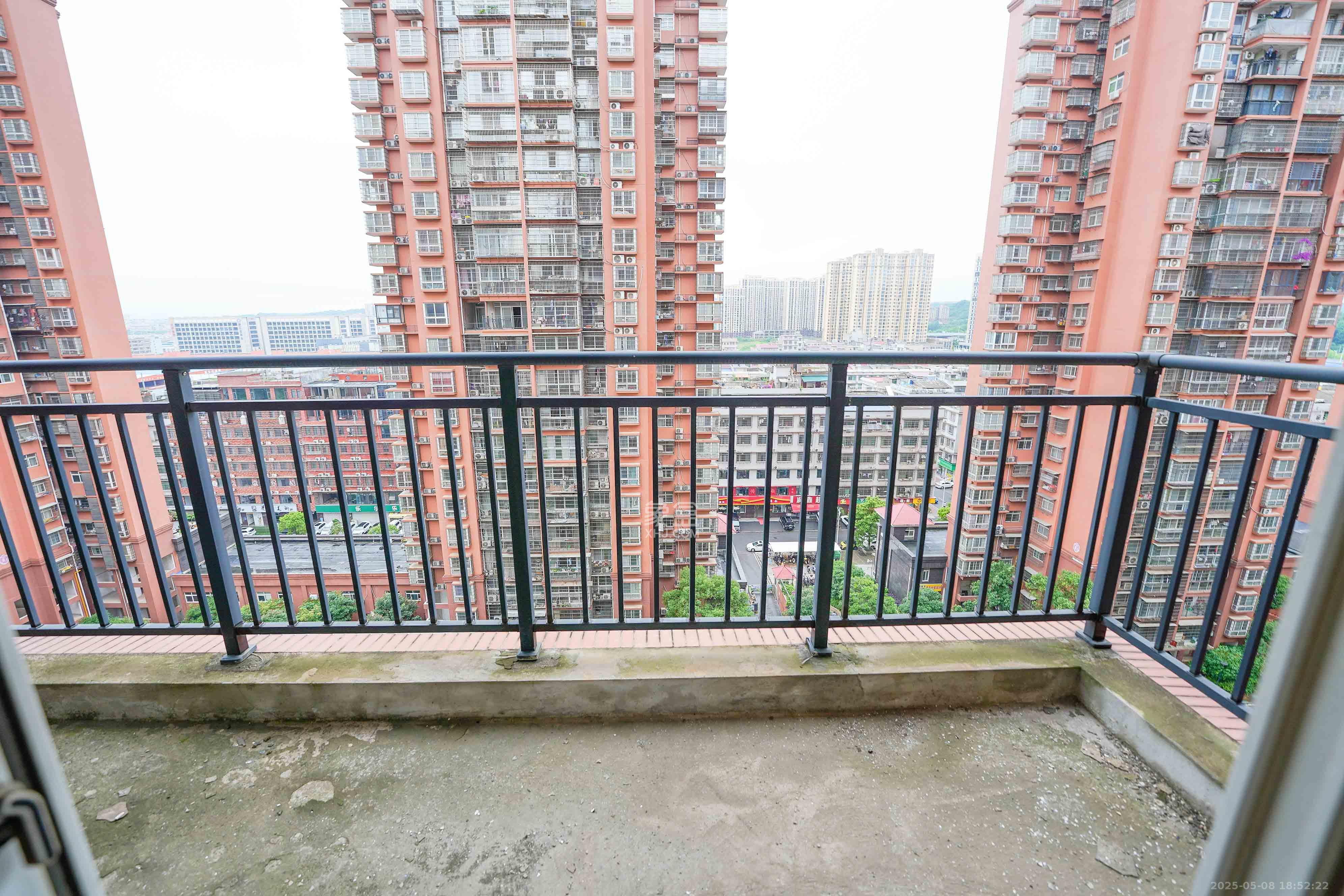 凯富南方鑫城 3室2厅2卫 67.0万 凯富南方鑫城 3室2厅2卫 67.0万阳台