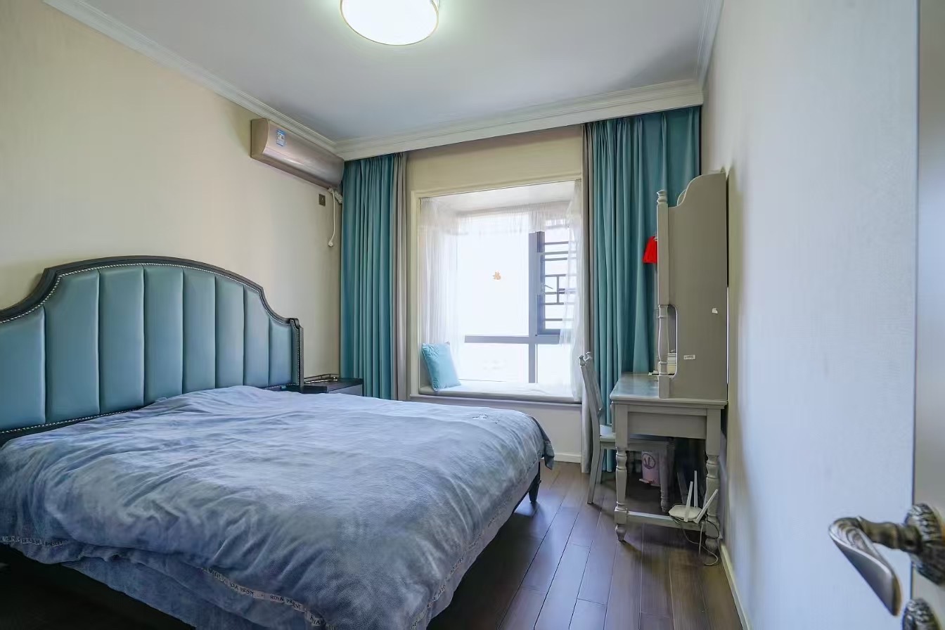 建设鑫苑  4室2厅2卫    180.0万客厅