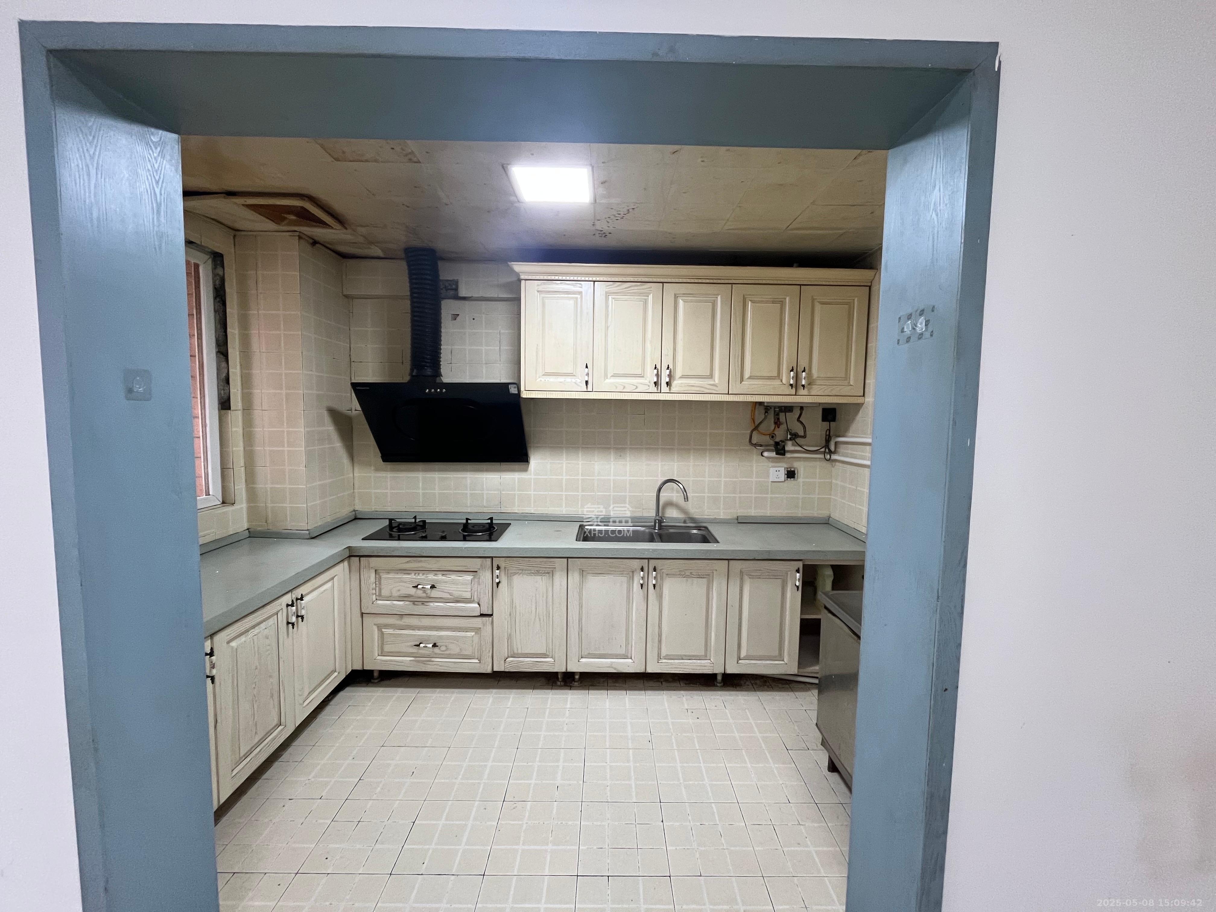 晶华美地 3室2厅2卫 2400.0元/月 晶华美地 3室2厅2卫 2400.0元/月室内图