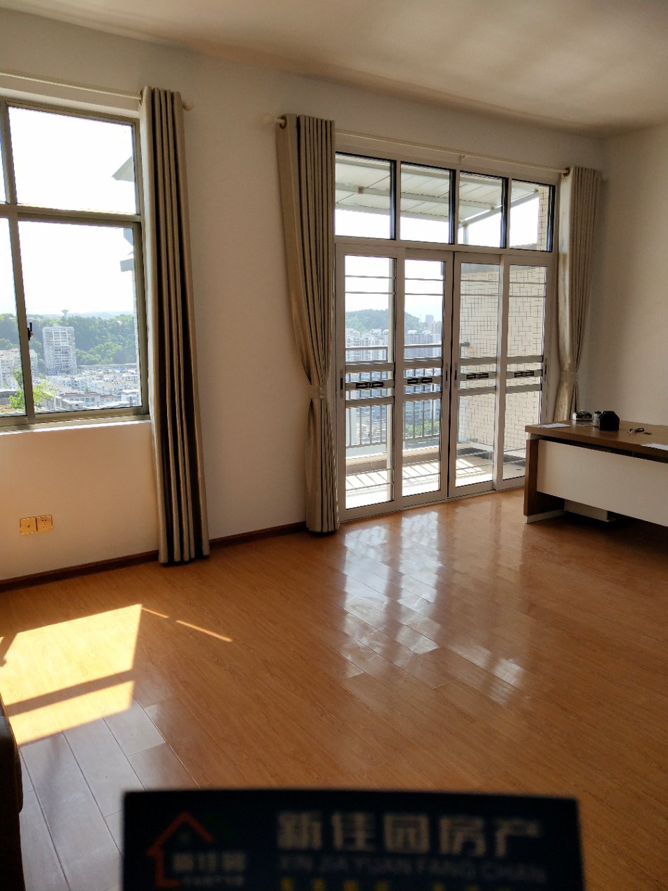 维港御景湾  5室2厅2卫   182.00万客厅