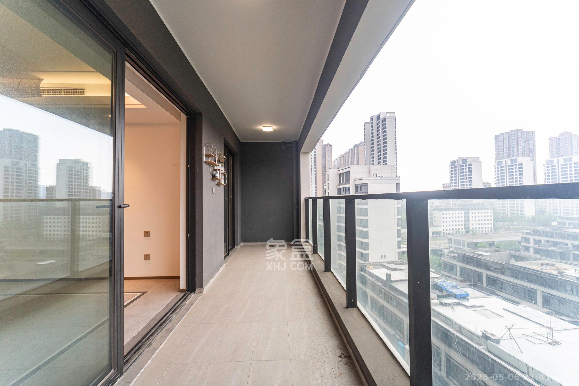 东原麓印长江B区  4室2厅2卫   258.00万阳台