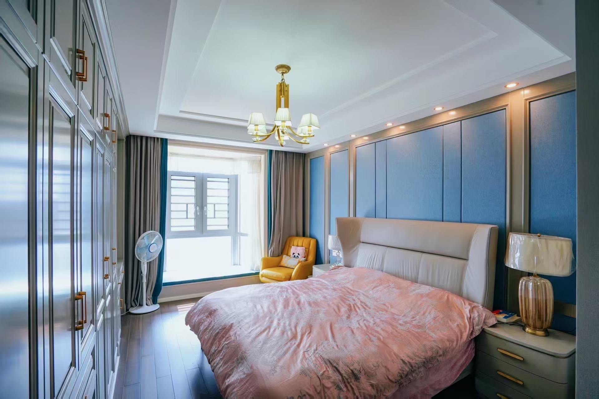 建设鑫苑  4室2厅2卫    180.0万客厅