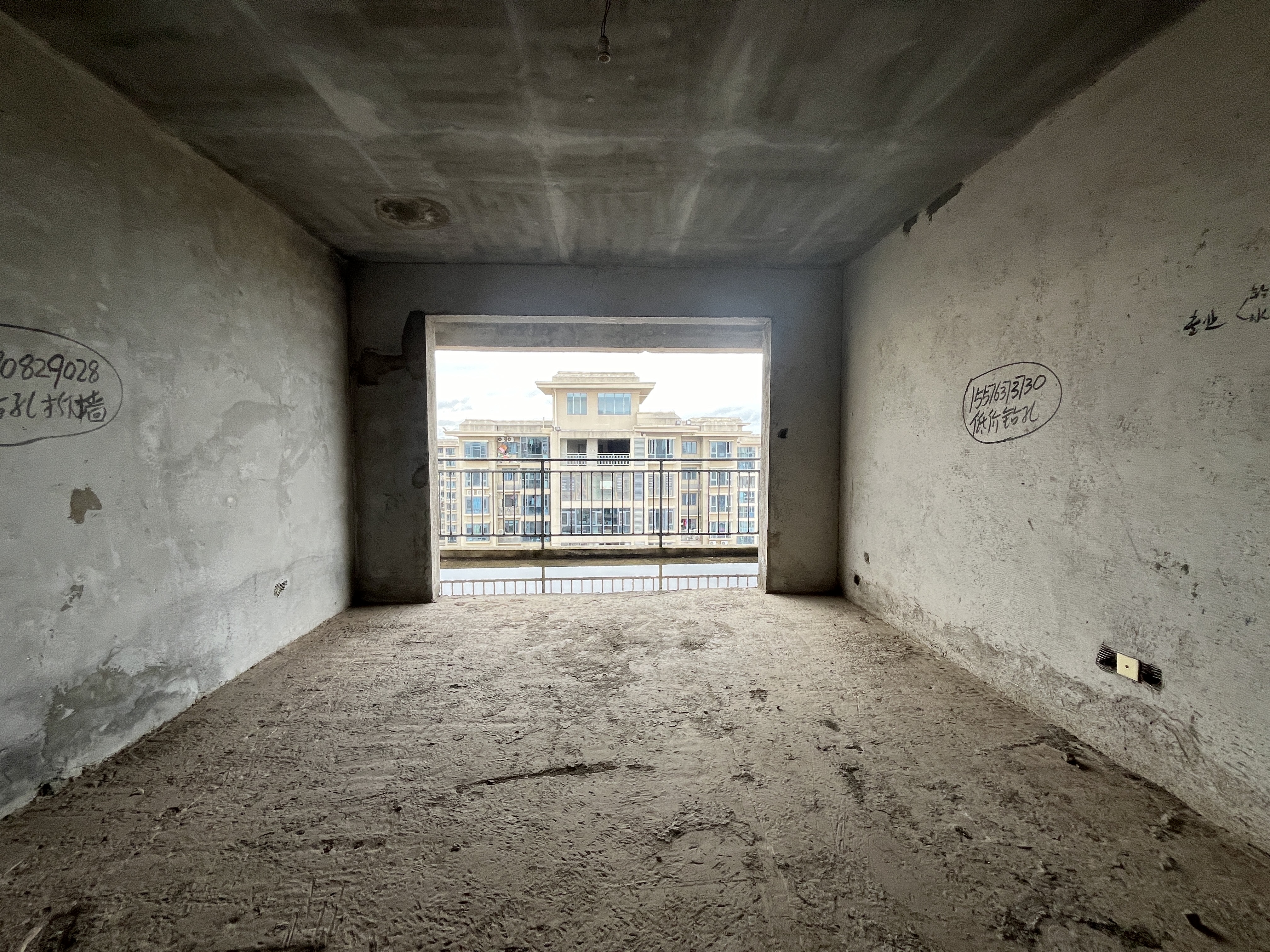 大同沁园 4室2厅2卫 72.8万 大同沁园 4室2厅2卫 72.8万客厅