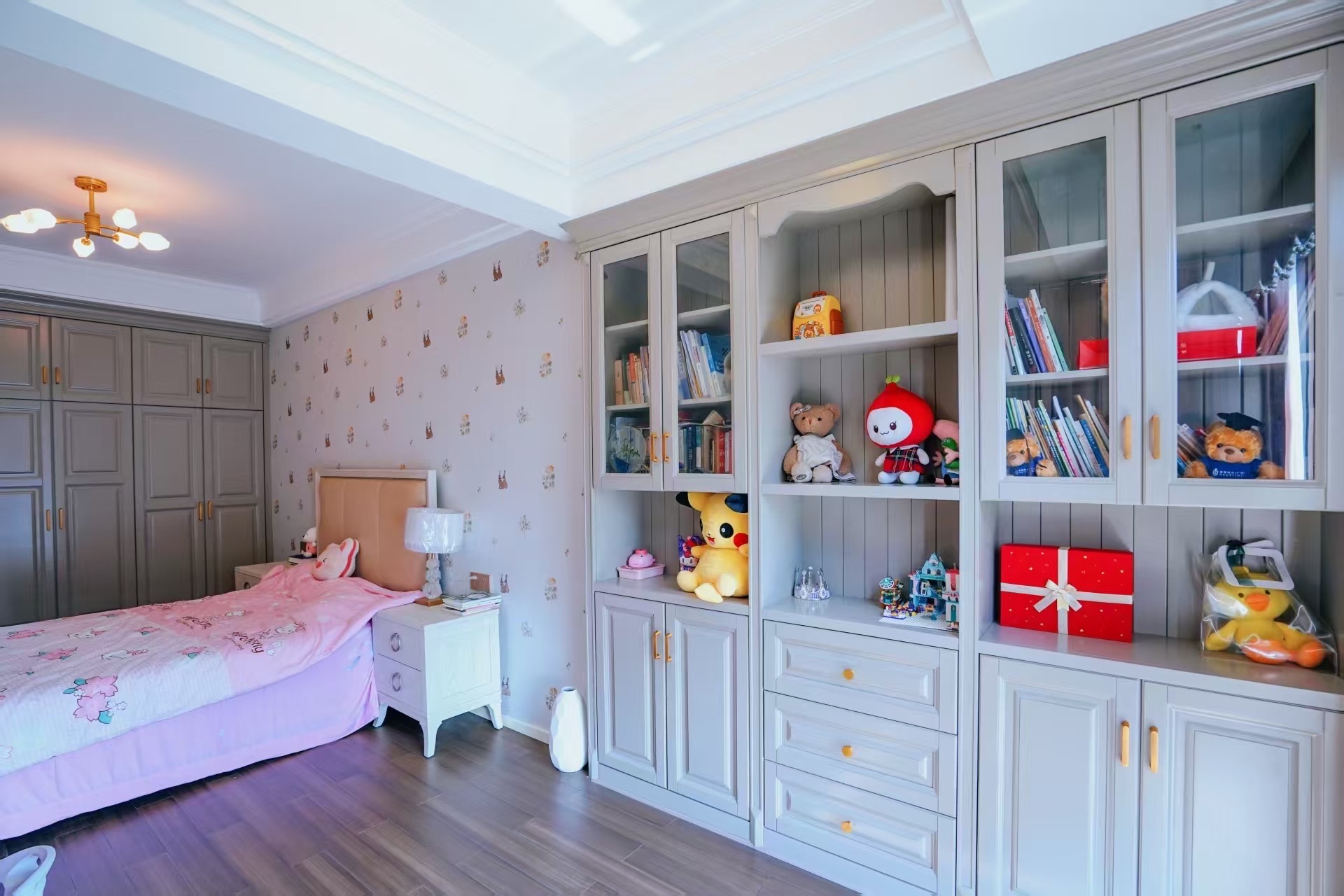 建设鑫苑  4室2厅2卫    180.0万客厅