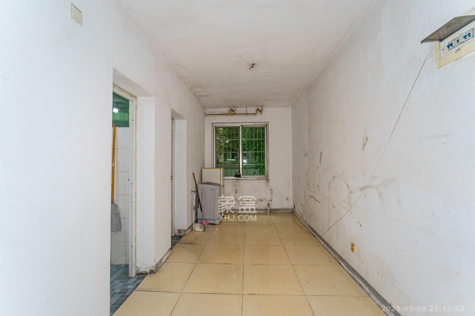 中南汽车世界  2室2厅1卫    32.0万 中南汽车世界  2室2厅1卫    32.0万客厅