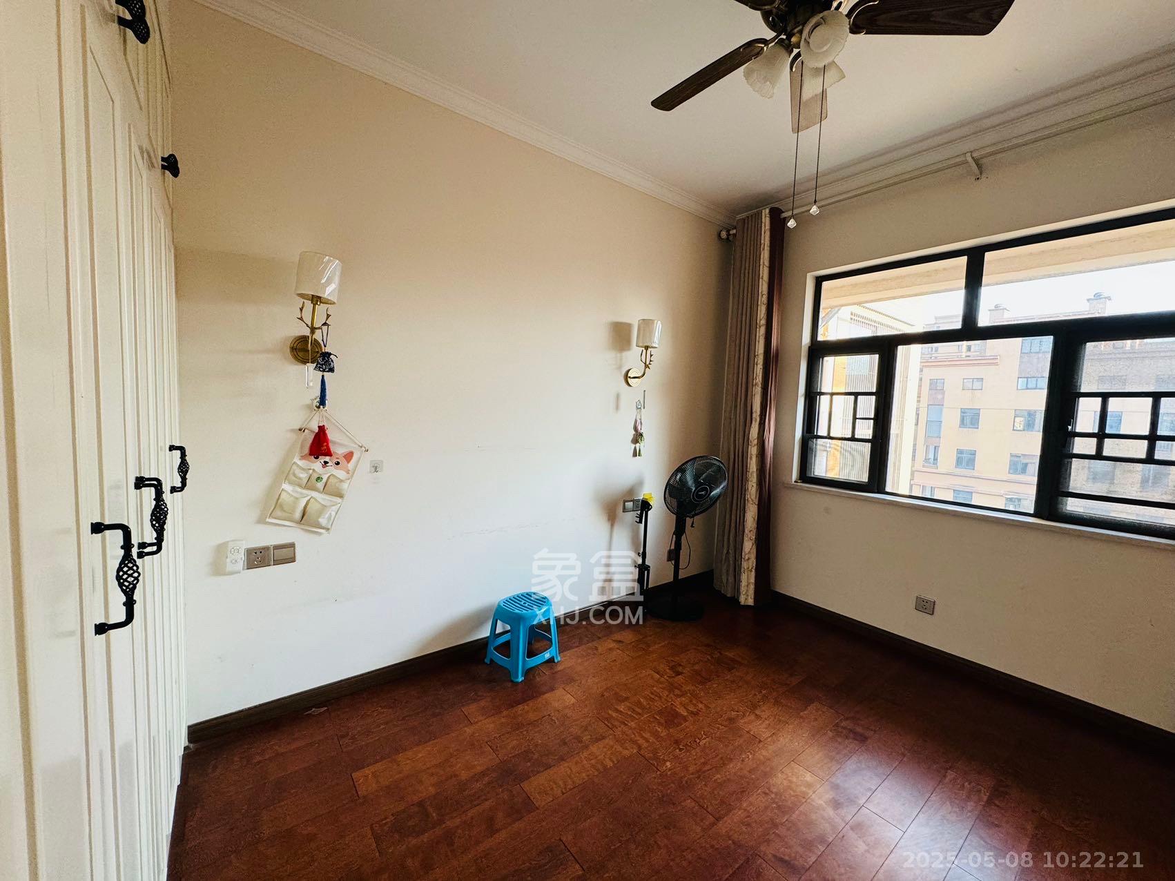 德润小区(丰升德润小区) 4室2厅2卫 4000.0元/月 德润小区(丰升德润小区) 4室2厅2卫 4000.0元/月室内图