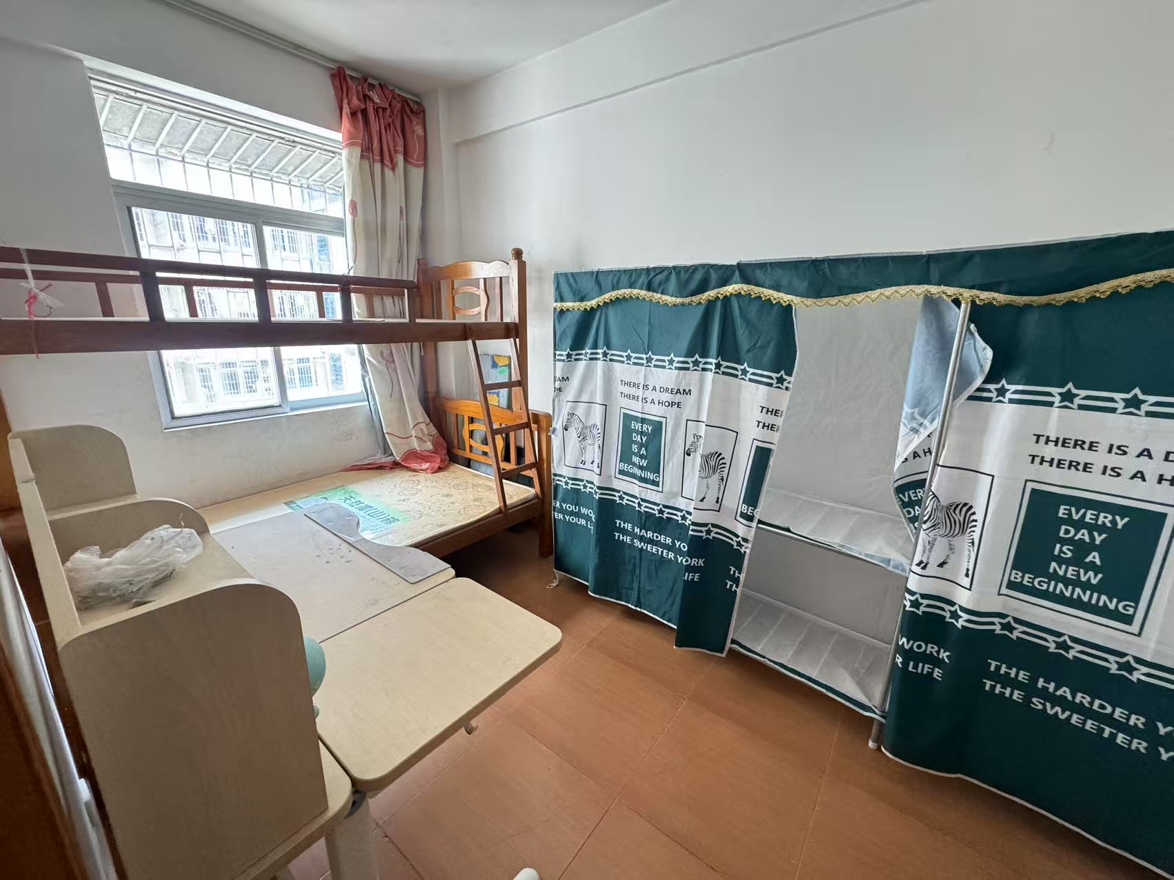 海南省农垦第一物资供销公司大院 3室2厅1卫 98.0万 海南省农垦第一物资供销公司大院 3室2厅1卫 98.0万室内图