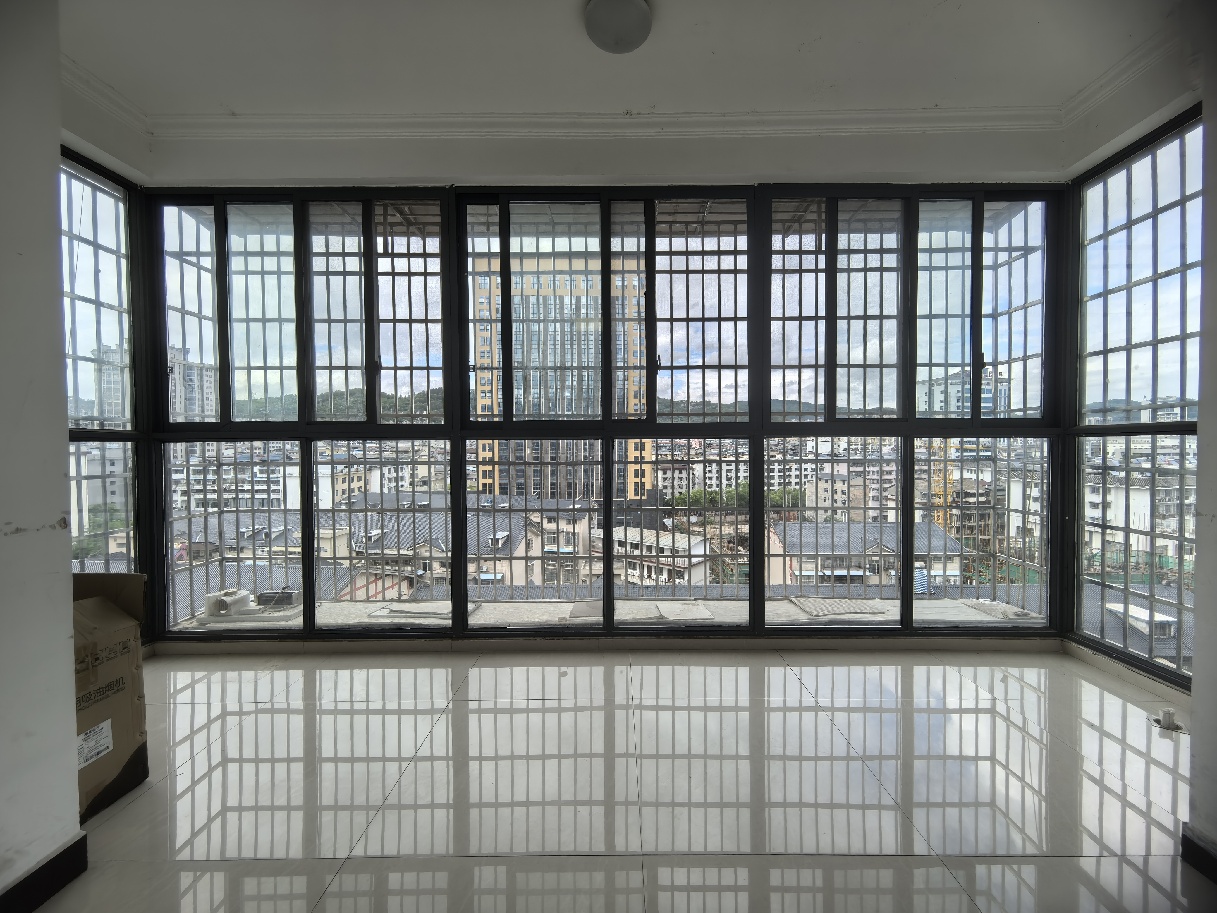 龙城街 4室2厅2卫 2200.0元/月 龙城街 4室2厅2卫 2200.0元/月室内图