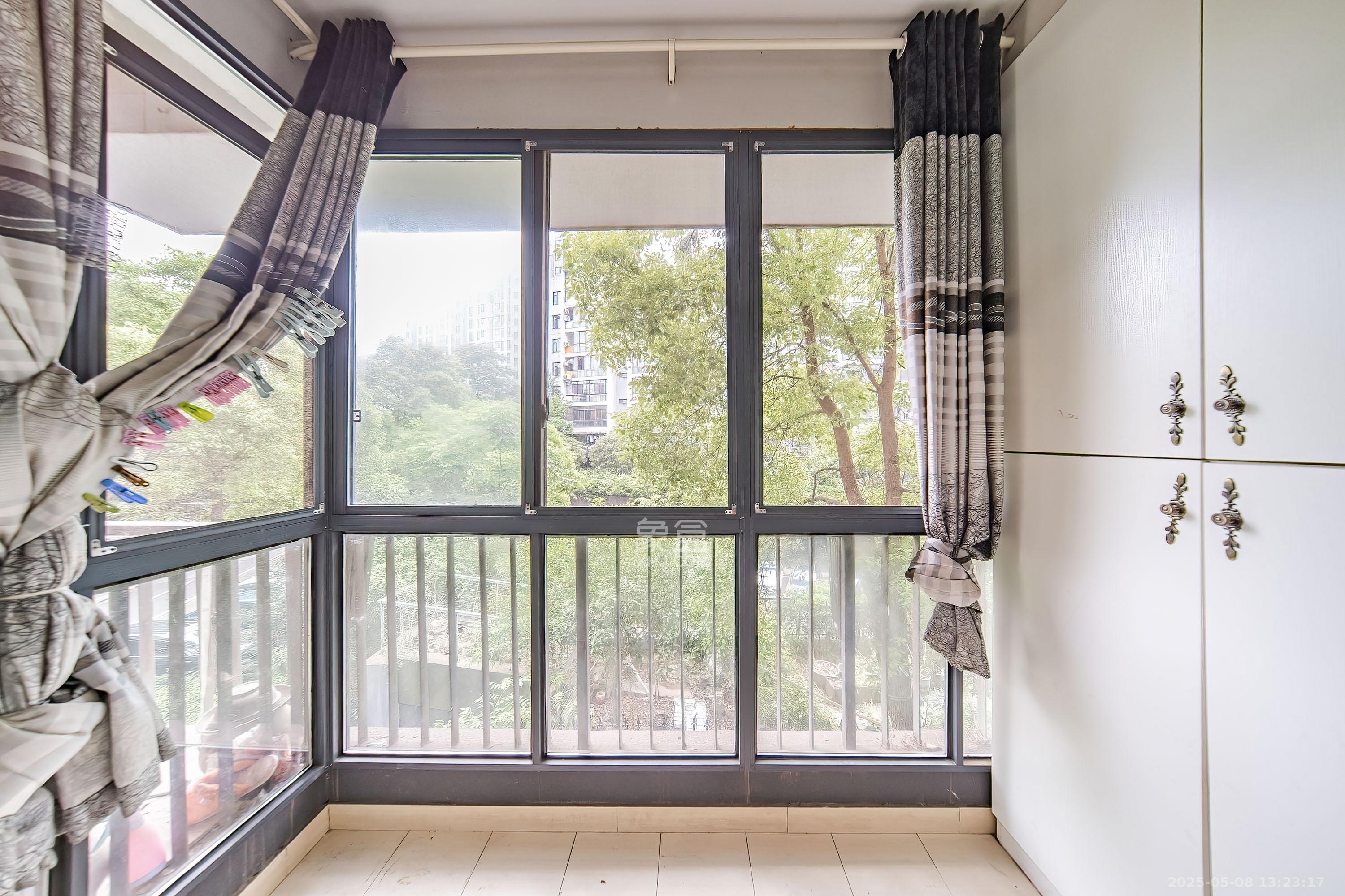 阳光100三期  3室2厅2卫    108.0万阳台