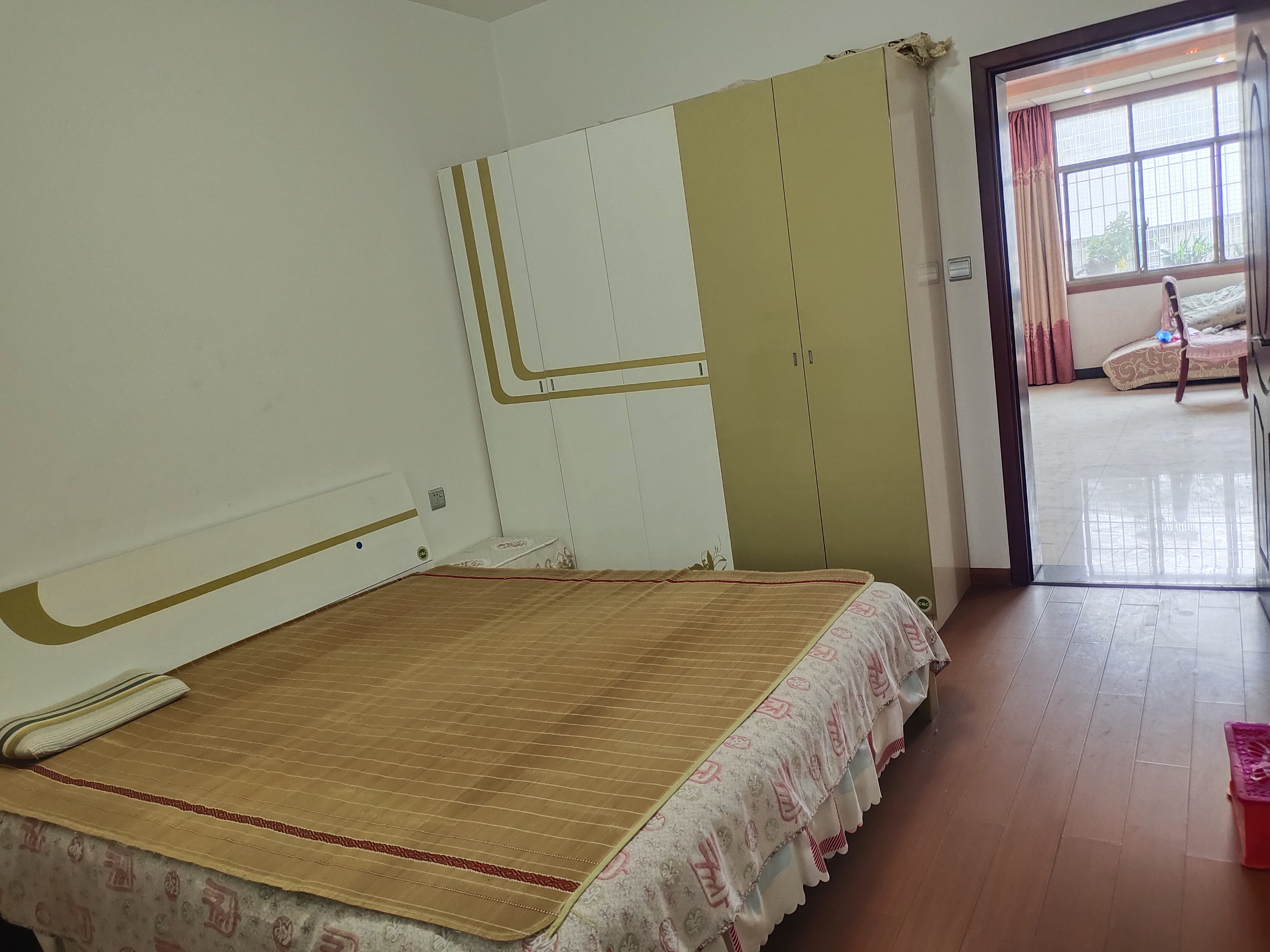 盐业局  1室2厅2卫   48.80万卧室