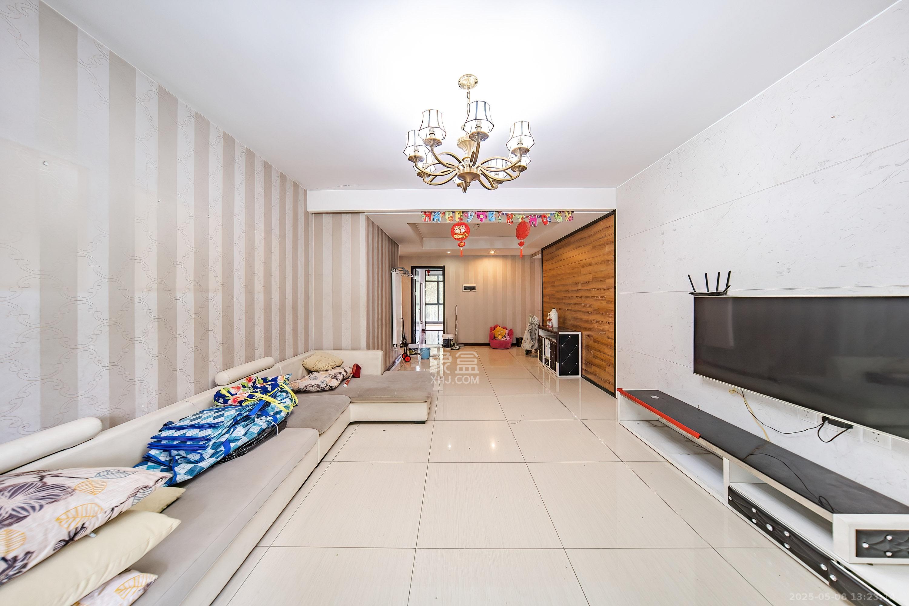 阳光100三期  3室2厅2卫    108.0万客厅