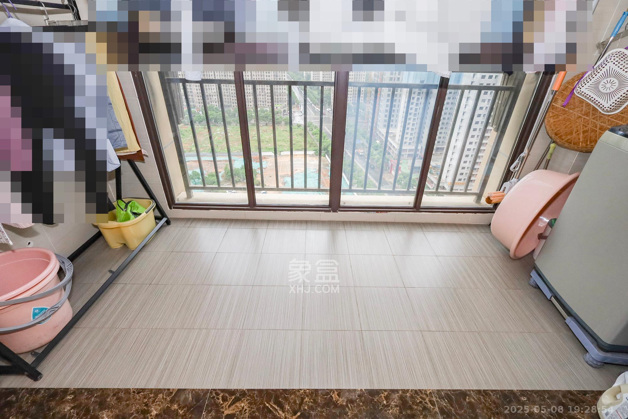 光明E城  3室2厅2卫   120.00万阳台