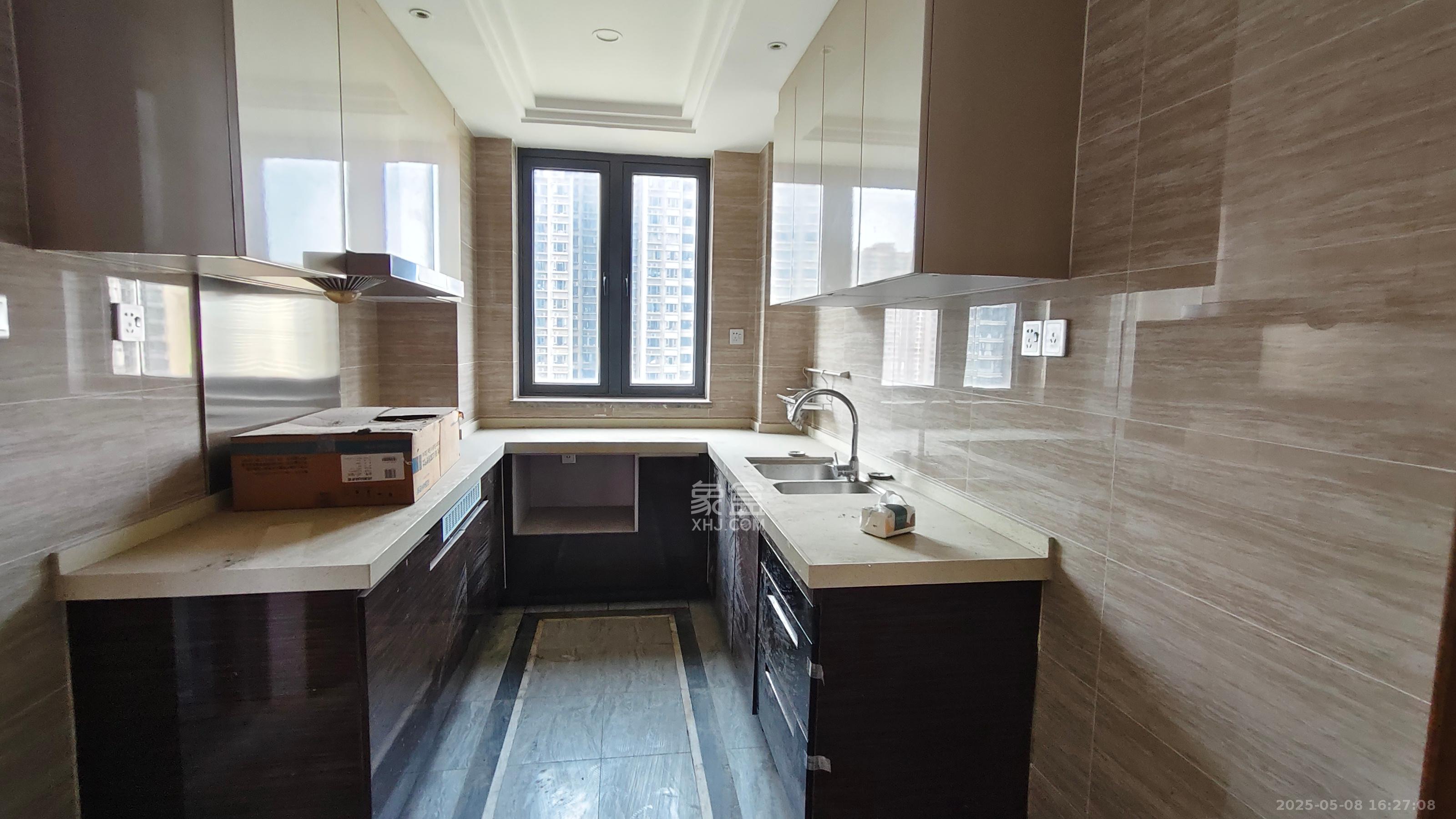 恒大御景半岛 4室2厅2卫 110.0万 恒大御景半岛 4室2厅2卫 110.0万客厅