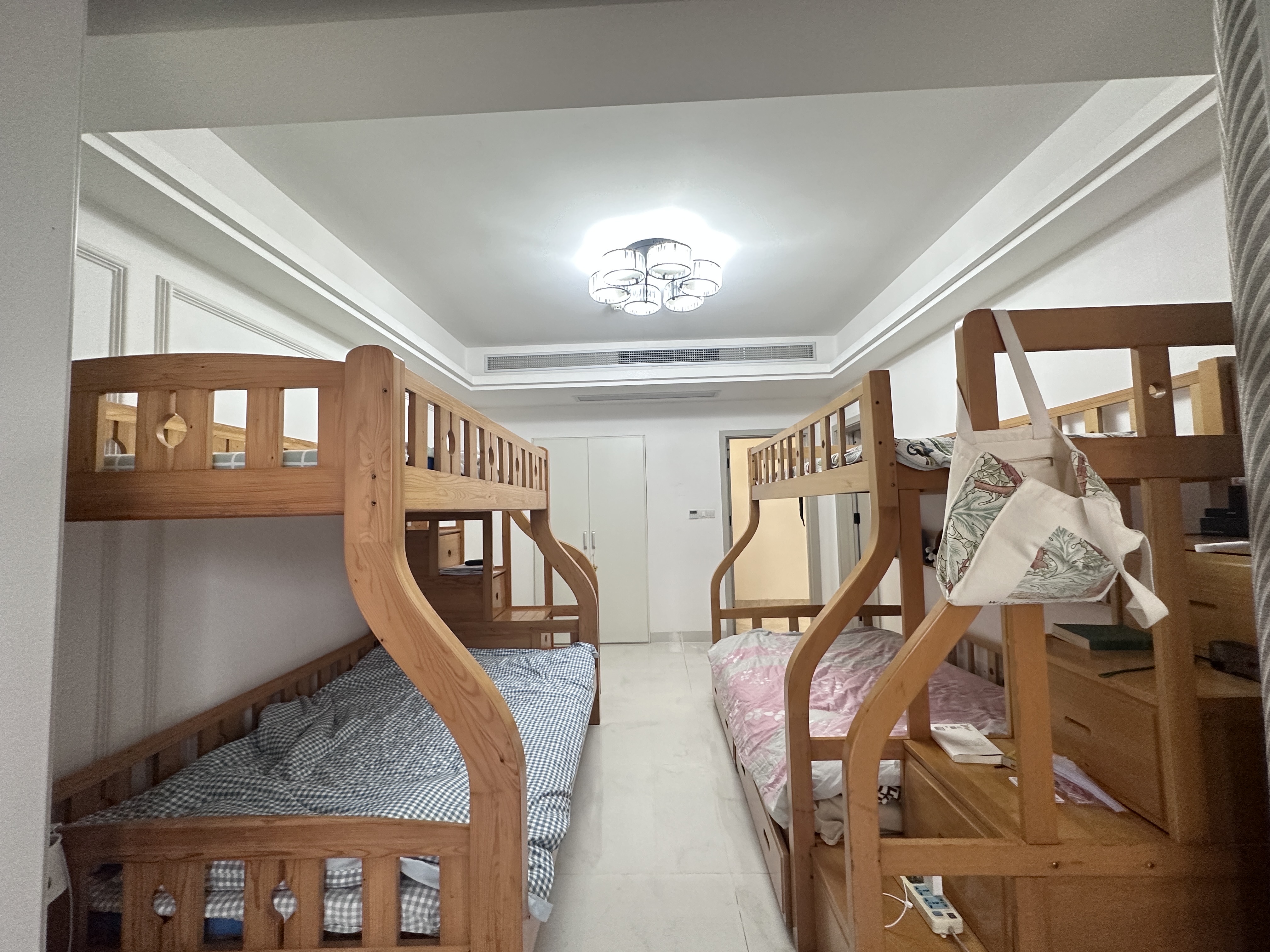 海航豪庭北苑 5室2厅4卫 499.0万 海航豪庭北苑 5室2厅4卫 499.0万客厅