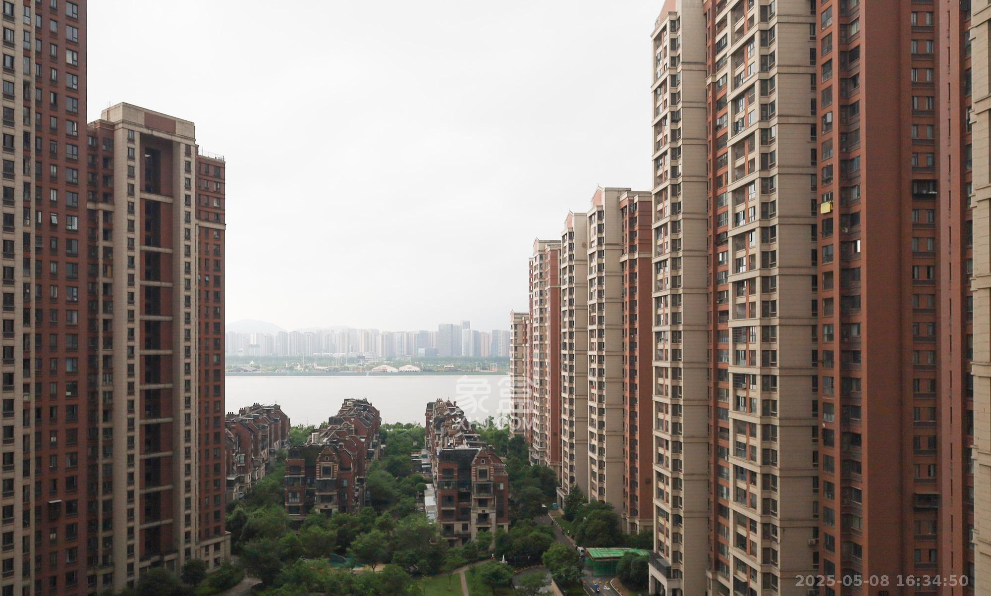绿地海外滩一期  3室2厅1卫   66.00万其他