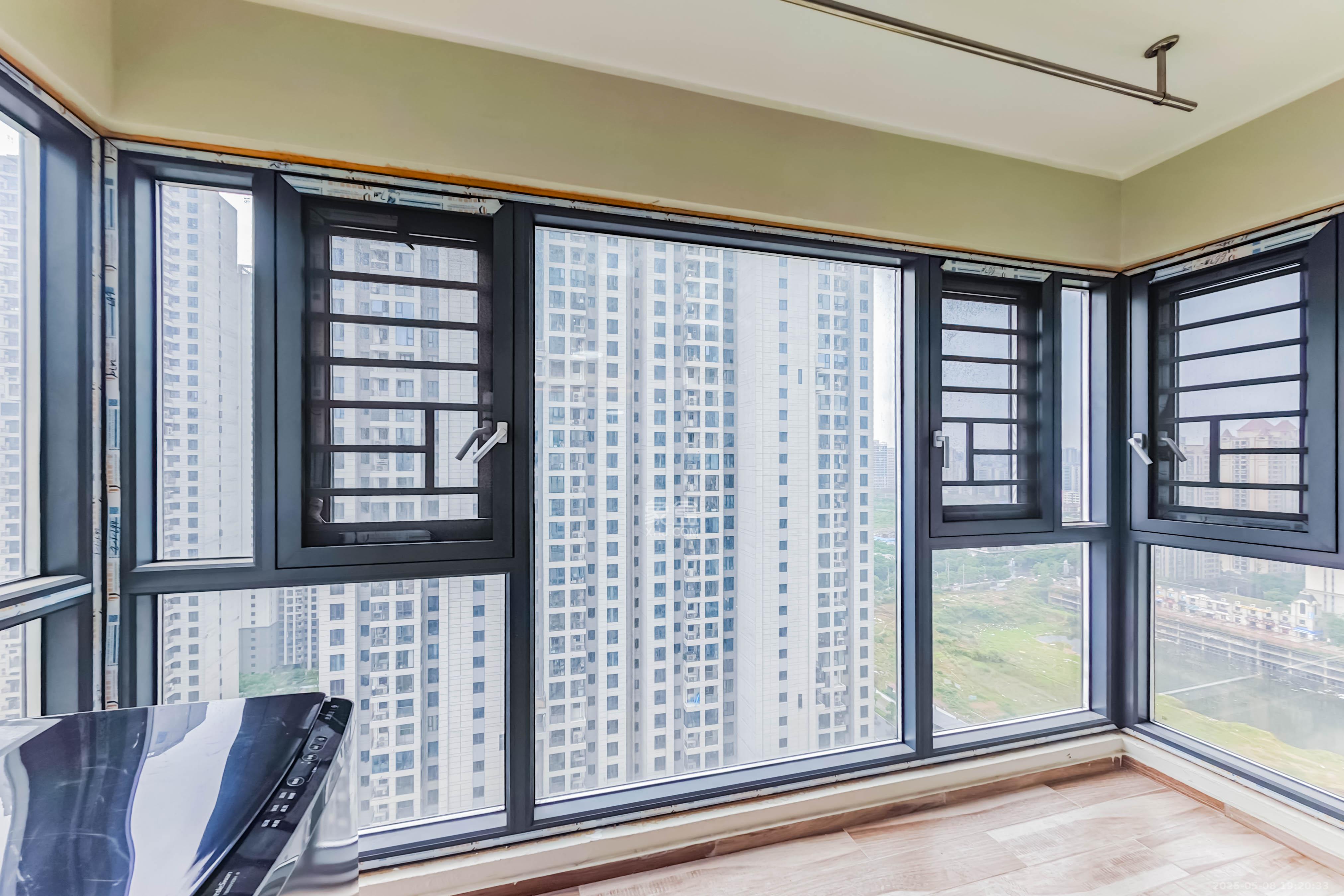 绿地长沙城际空间站(绿地新里佳苑)  3室2厅2卫    135.0万 绿地长沙城际空间站(绿地新里佳苑)  3室2厅2卫    135.0万阳台