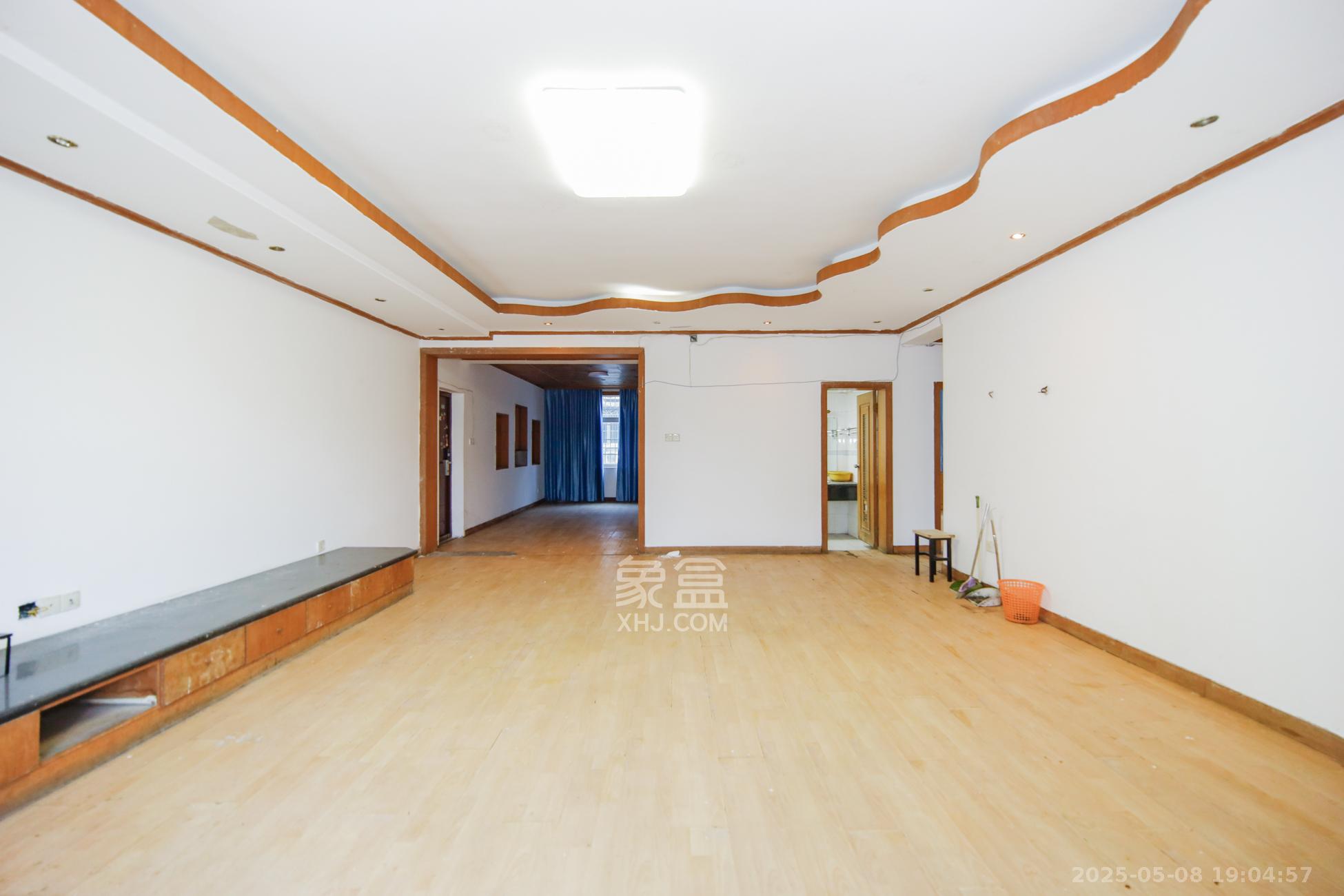 富绿山庄  5室2厅2卫   85.00万客厅