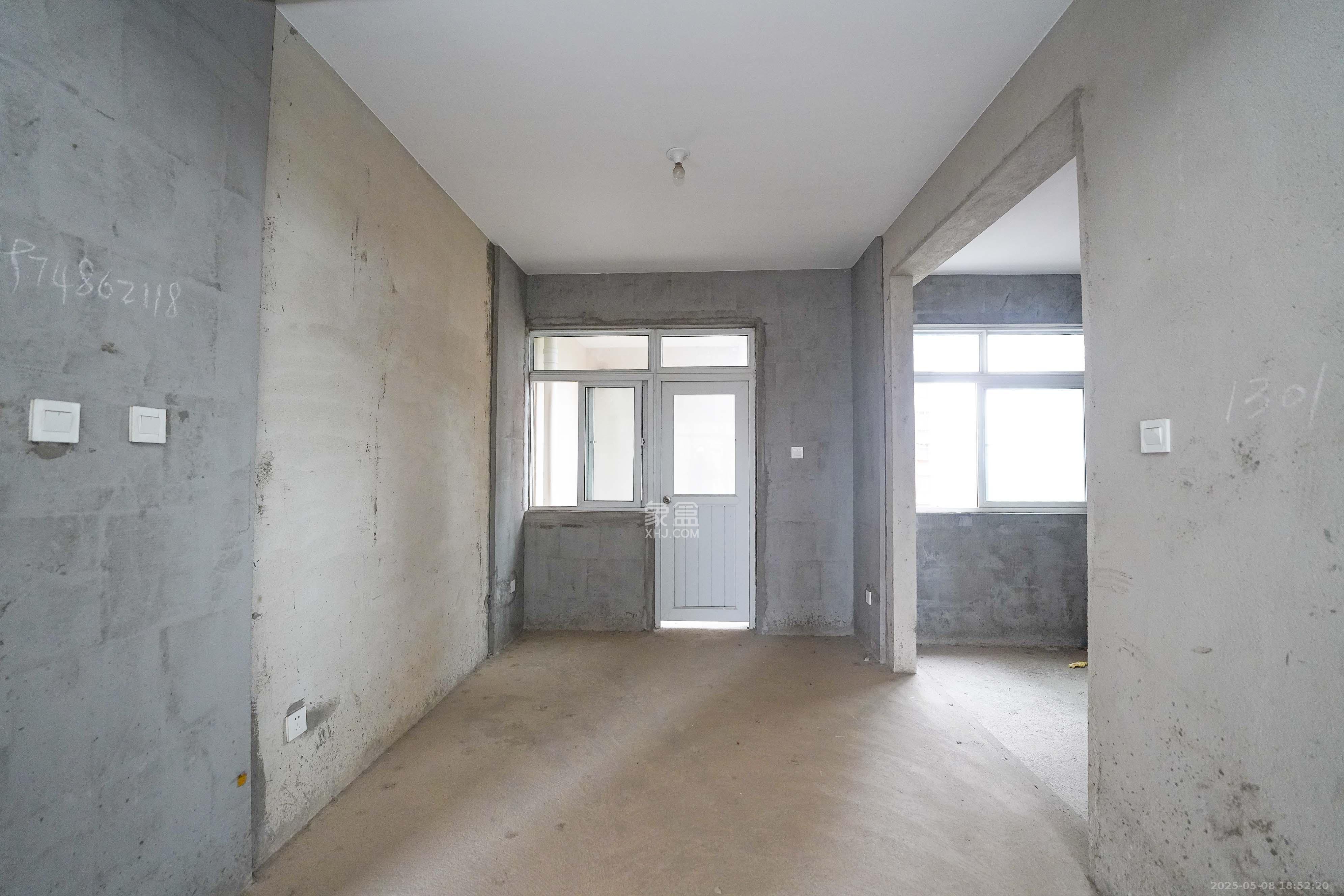 凯富南方鑫城 3室2厅2卫 67.0万 凯富南方鑫城 3室2厅2卫 67.0万客厅