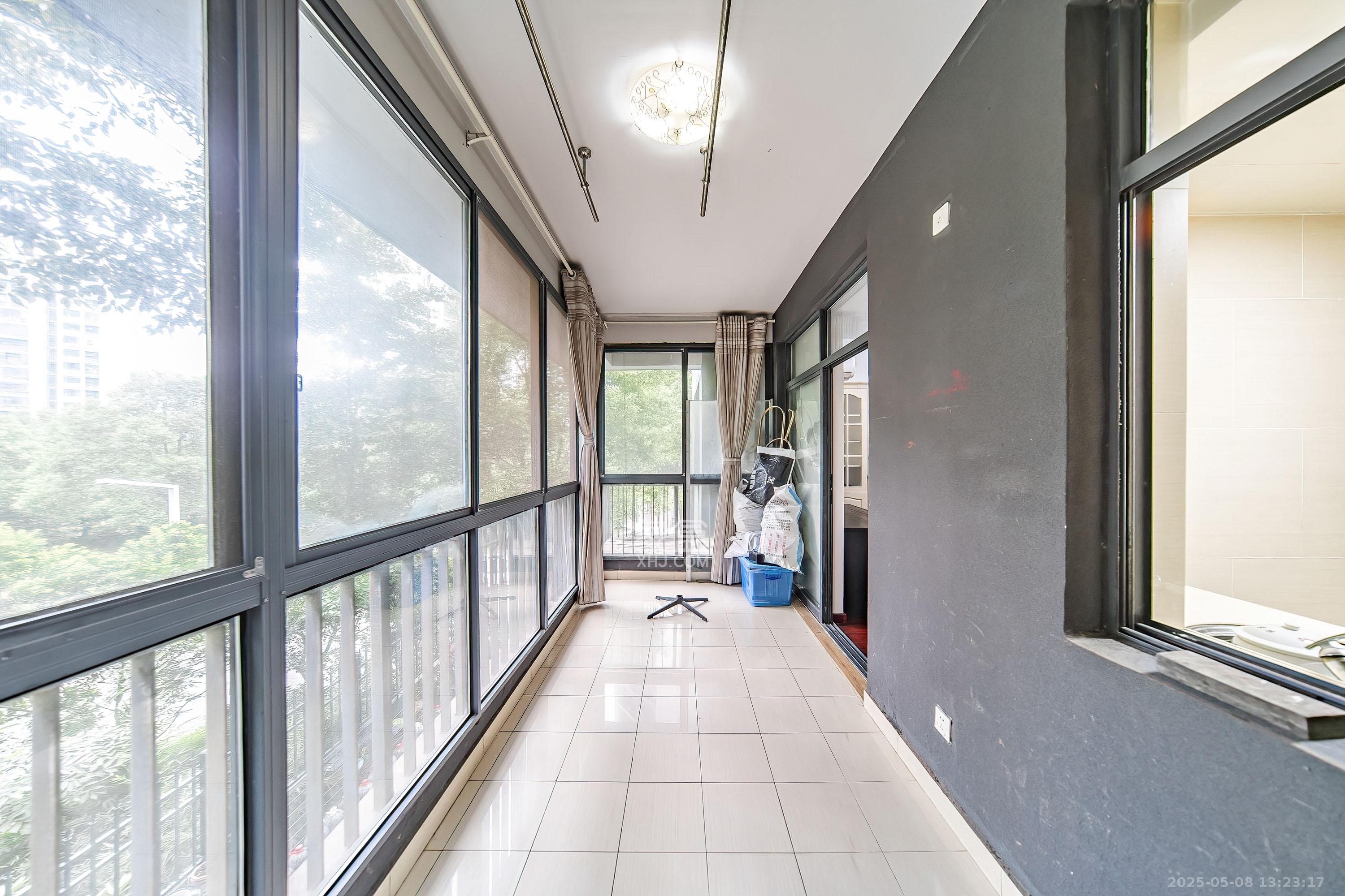 阳光100三期  3室2厅2卫    108.0万阳台