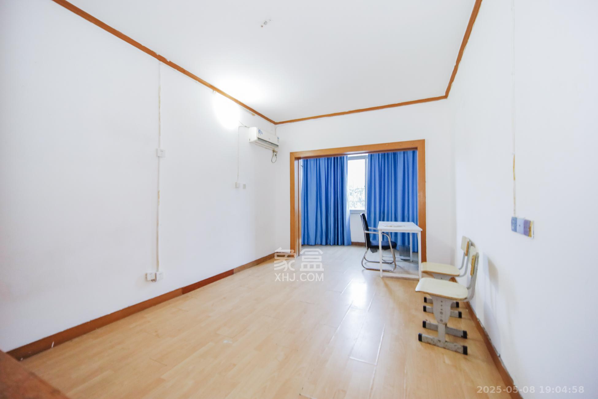 富绿山庄  5室2厅2卫   85.00万卧室