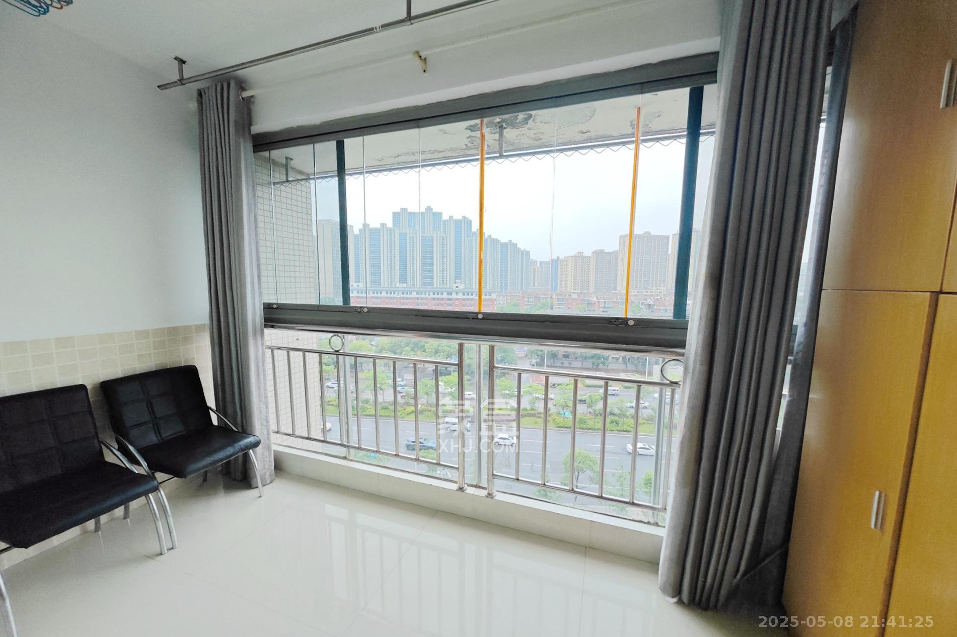 新城新世界一二三期 2室1厅1卫 83.0万 新城新世界一二三期 2室1厅1卫 83.0万阳台