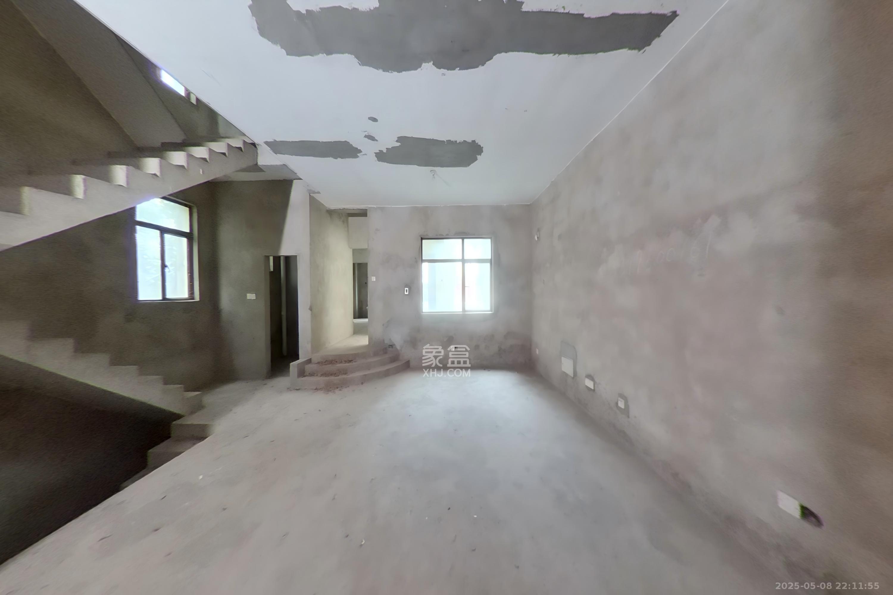 麓山恋迪亚溪谷 5室2厅2卫 300.0万 麓山恋迪亚溪谷 5室2厅2卫 300.0万客厅