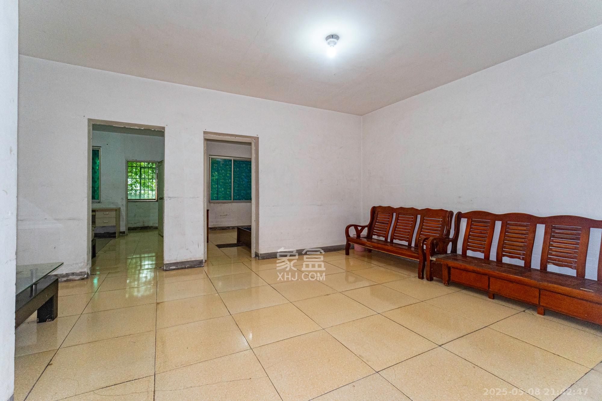 中南汽车世界  2室2厅1卫    32.0万 中南汽车世界  2室2厅1卫    32.0万客厅