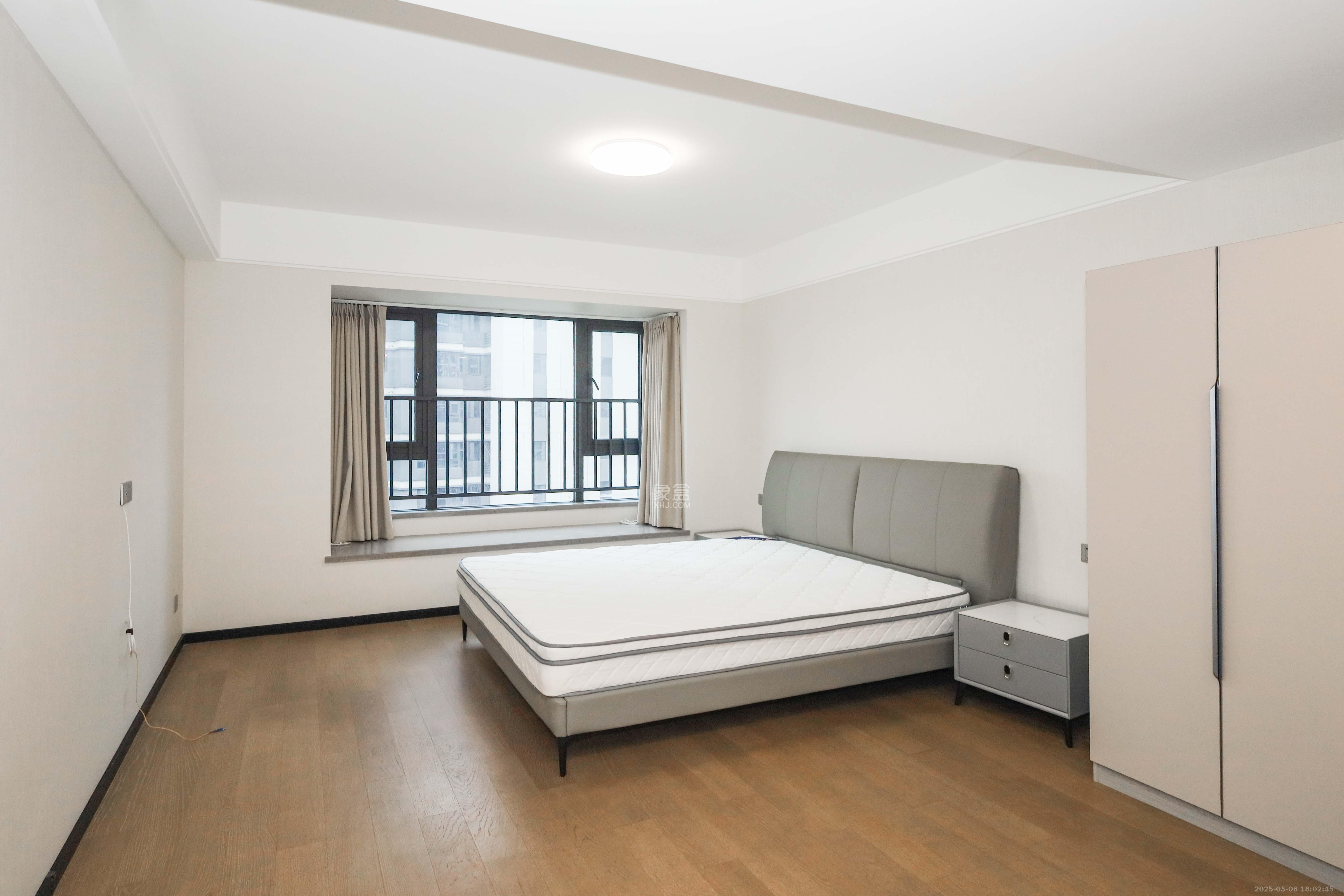 中海阅溪府  4室2厅2卫    320.0万 中海阅溪府  4室2厅2卫    320.0万卧室