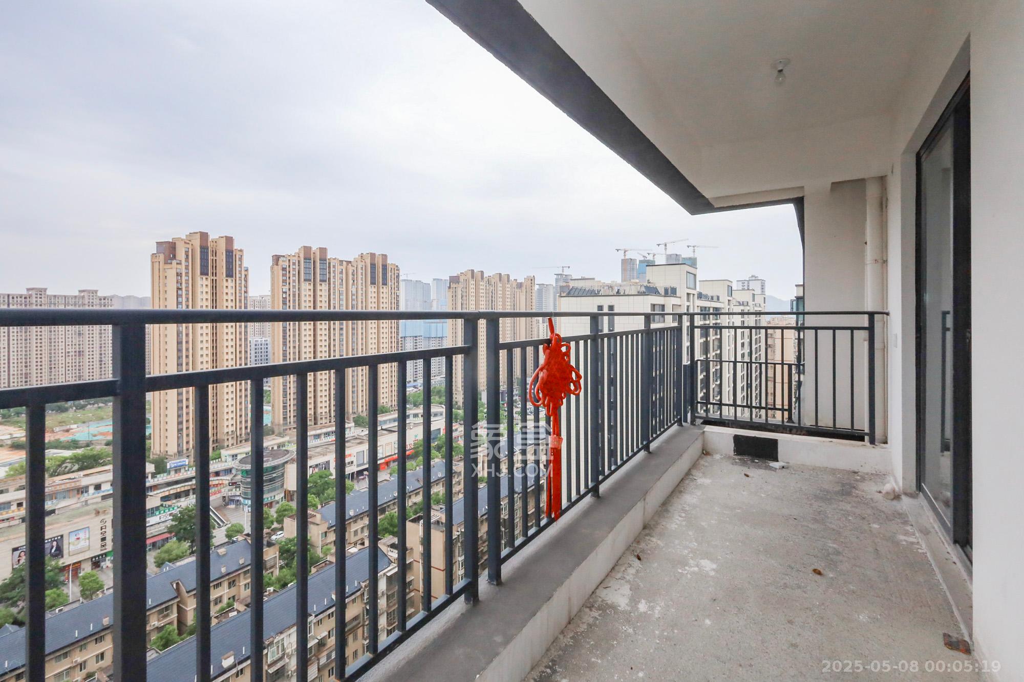 轨道中建麓江府  3室2厅2卫   167.50万阳台