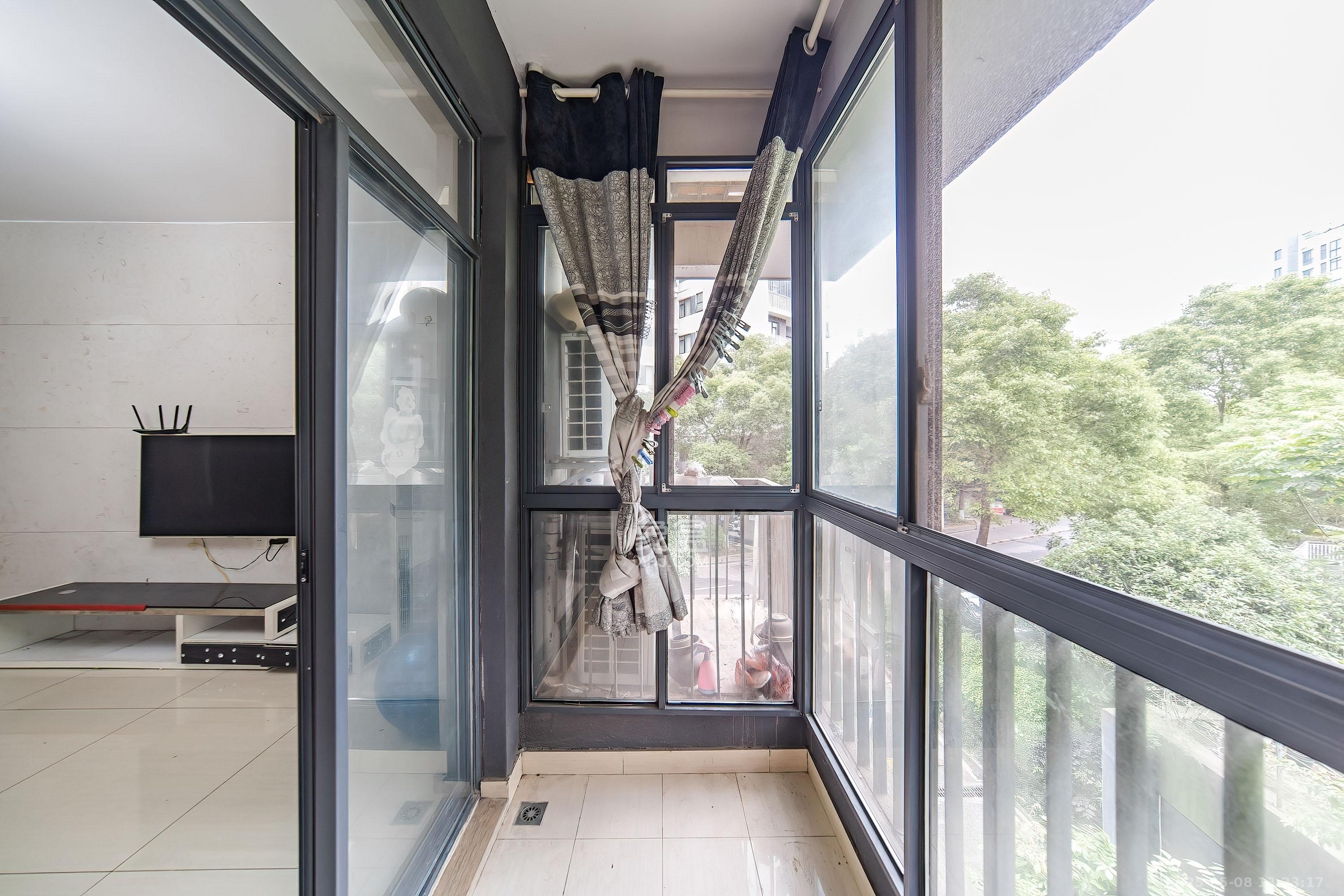 阳光100三期  3室2厅2卫    108.0万阳台