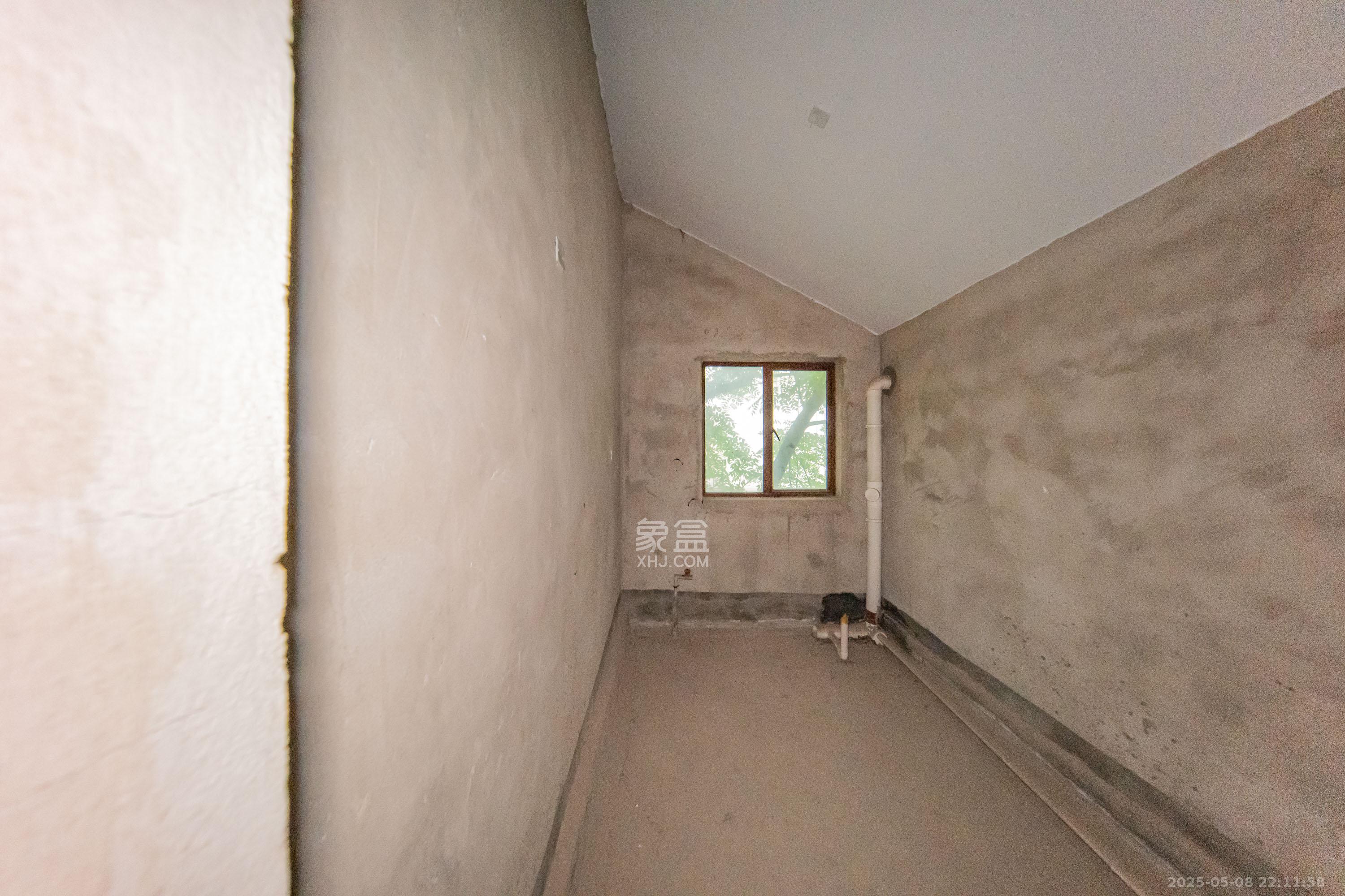 麓山恋迪亚溪谷 5室2厅2卫 300.0万 麓山恋迪亚溪谷 5室2厅2卫 300.0万卧室