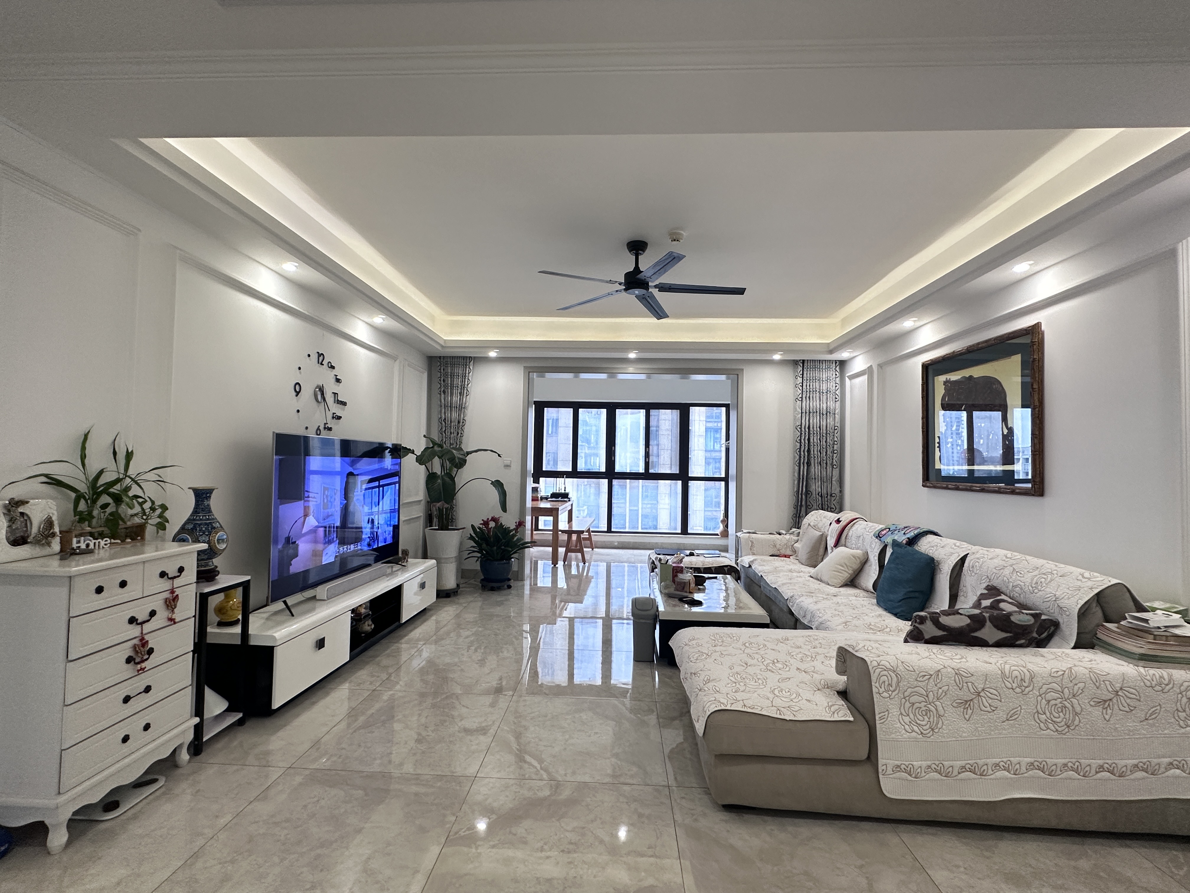 海航豪庭北苑 5室2厅4卫 499.0万 海航豪庭北苑 5室2厅4卫 499.0万客厅