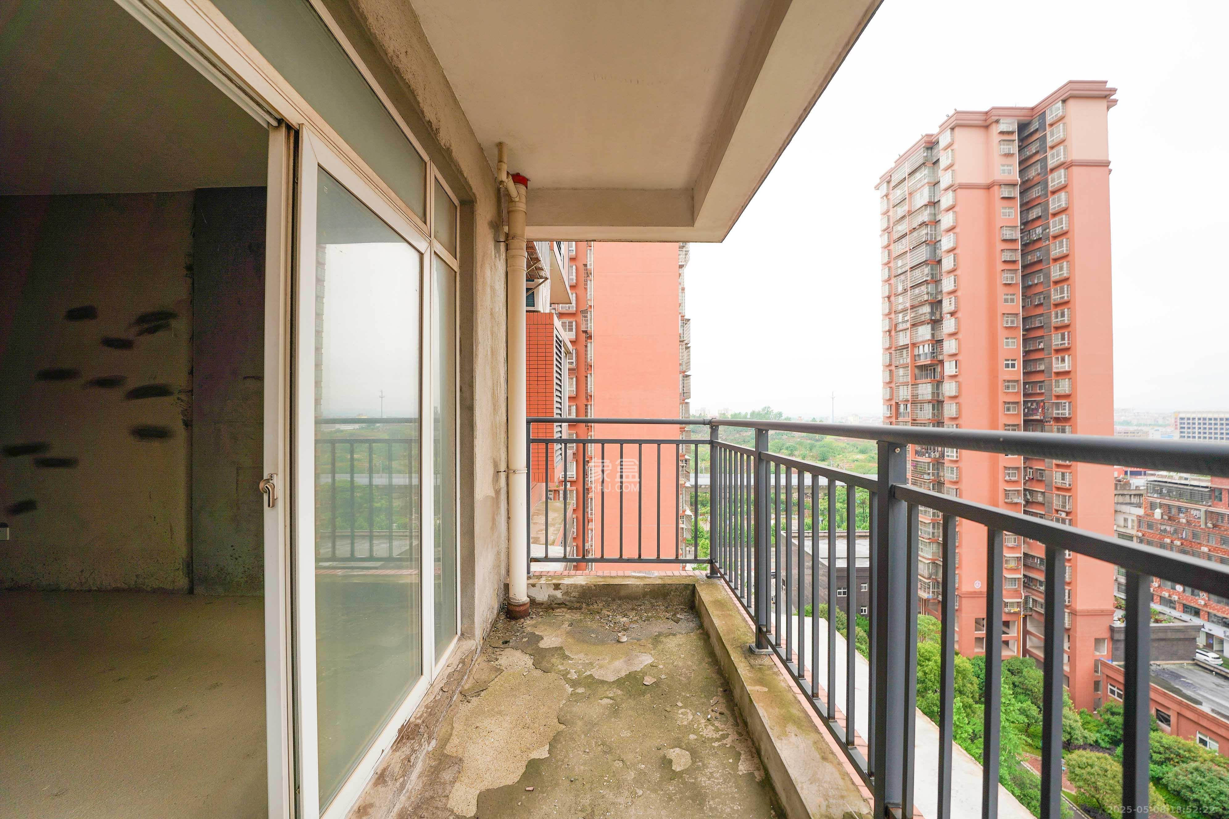 凯富南方鑫城 3室2厅2卫 67.0万 凯富南方鑫城 3室2厅2卫 67.0万阳台