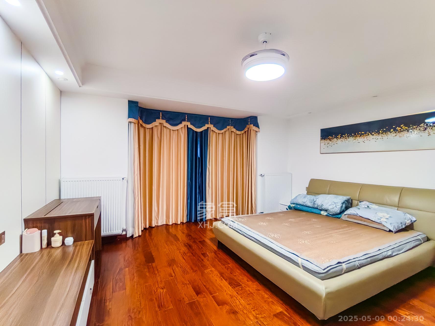 保利香槟国际  6室3厅3卫    420.0万 保利香槟国际  6室3厅3卫    420.0万卧室