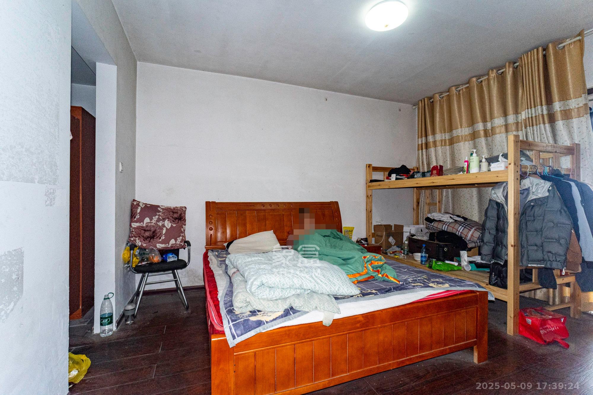 新长海广场 3室2厅2卫 78.8万 新长海广场 3室2厅2卫 78.8万卧室