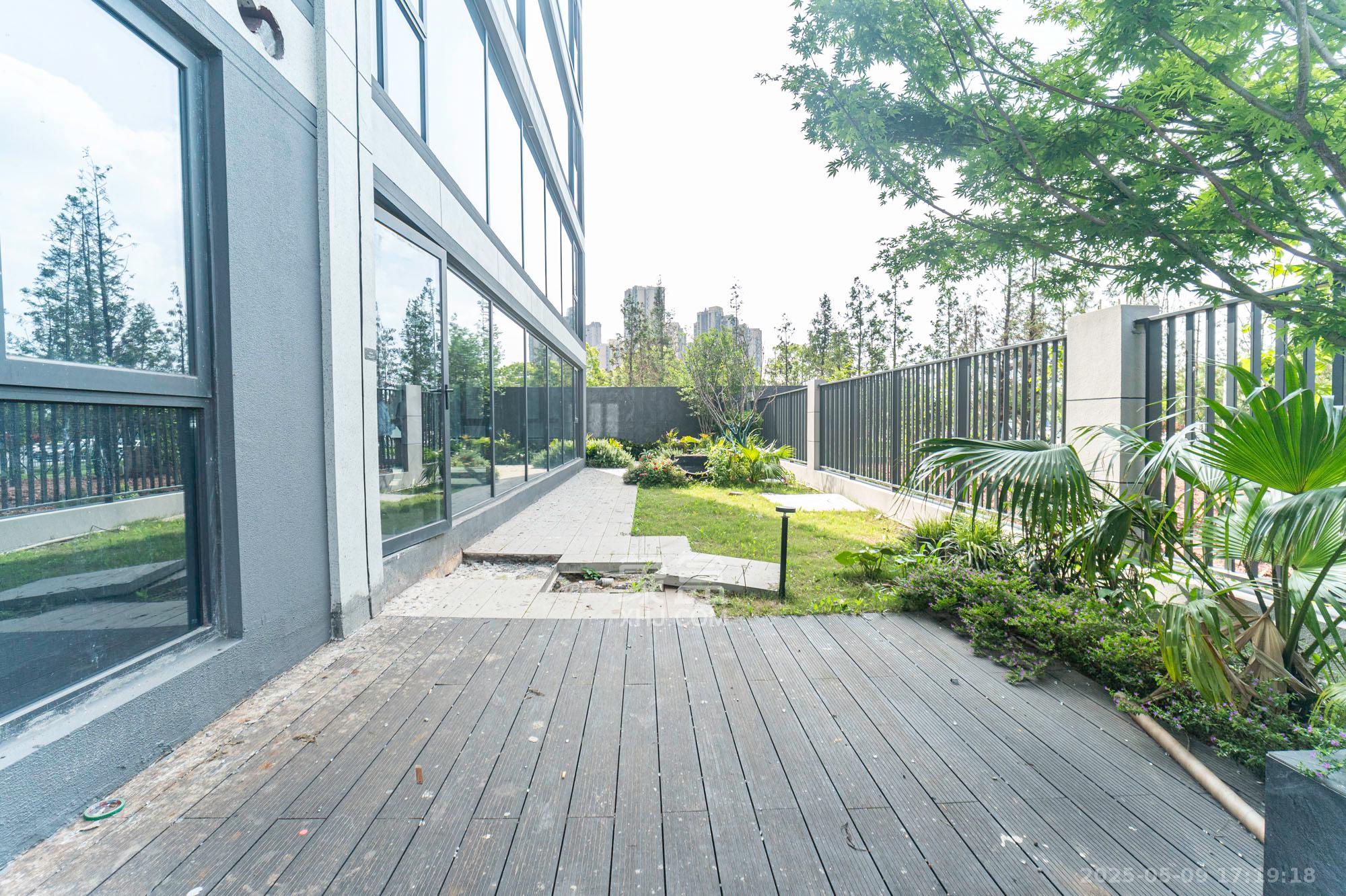 万科松湖天地  6室3厅3卫    698.0万 万科松湖天地  6室3厅3卫    698.0万阳台